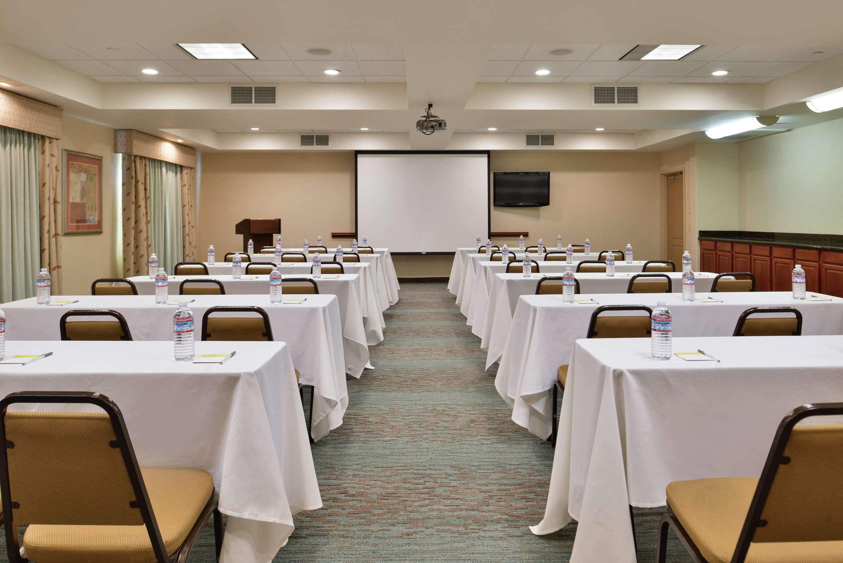 Meeting Room | Hampton Inn & Suites Woodland-Sacramento Area