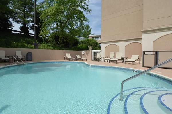 Pool - Hampton Inn East Salem
