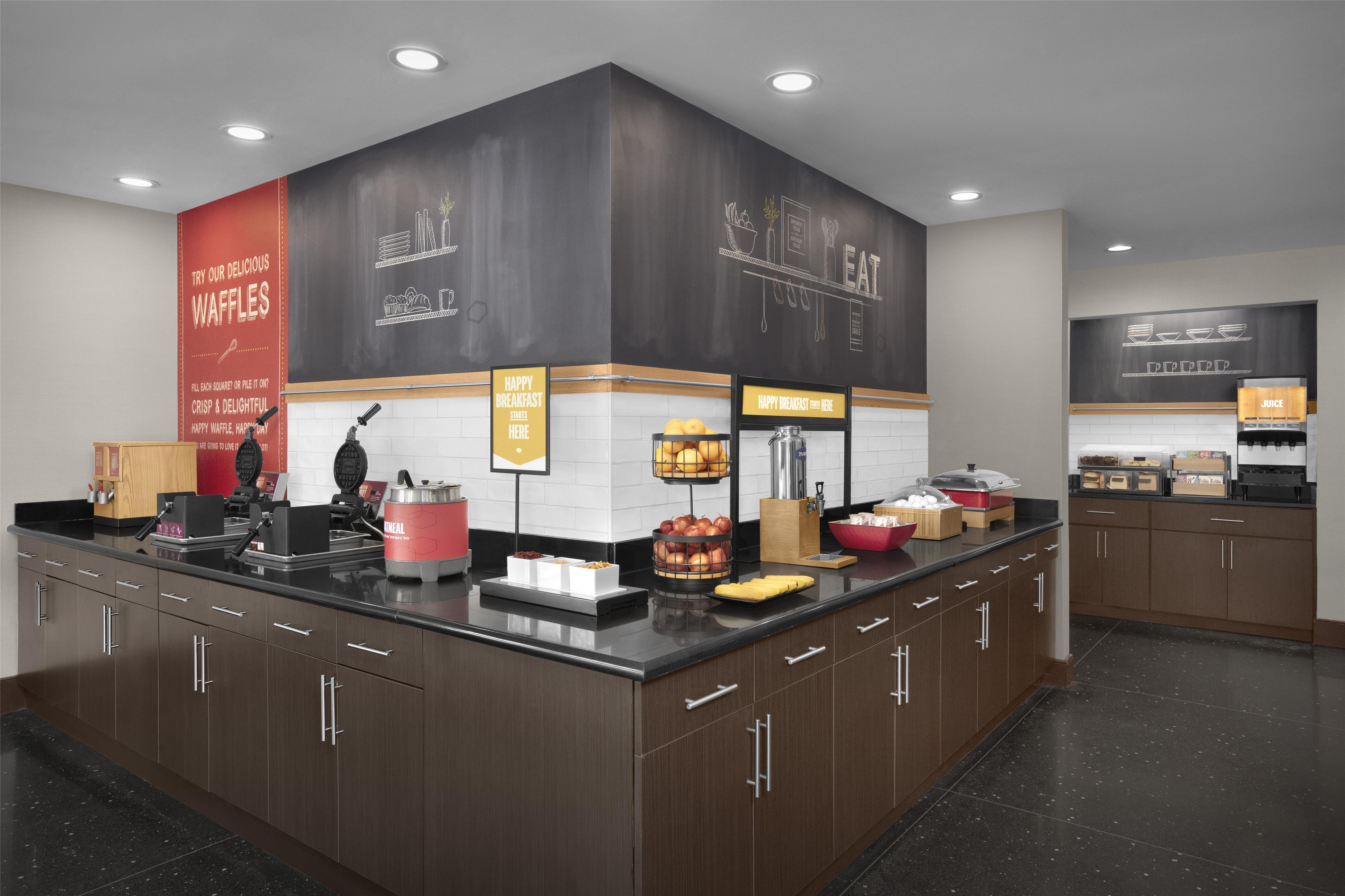 Breakfast Area | Hampton Inn San Diego-Downtown