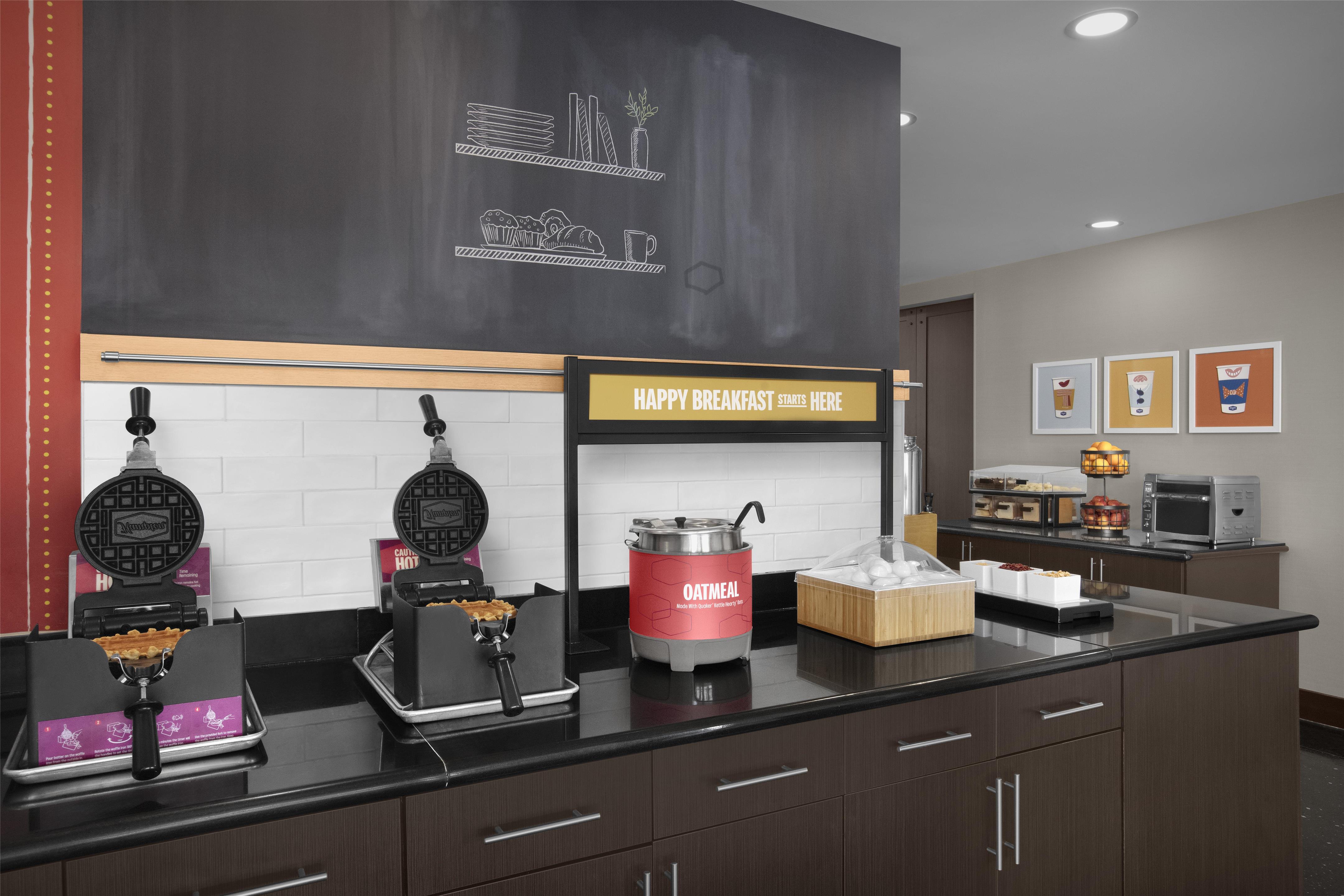 Breakfast Area | Hampton Inn San Diego-Downtown