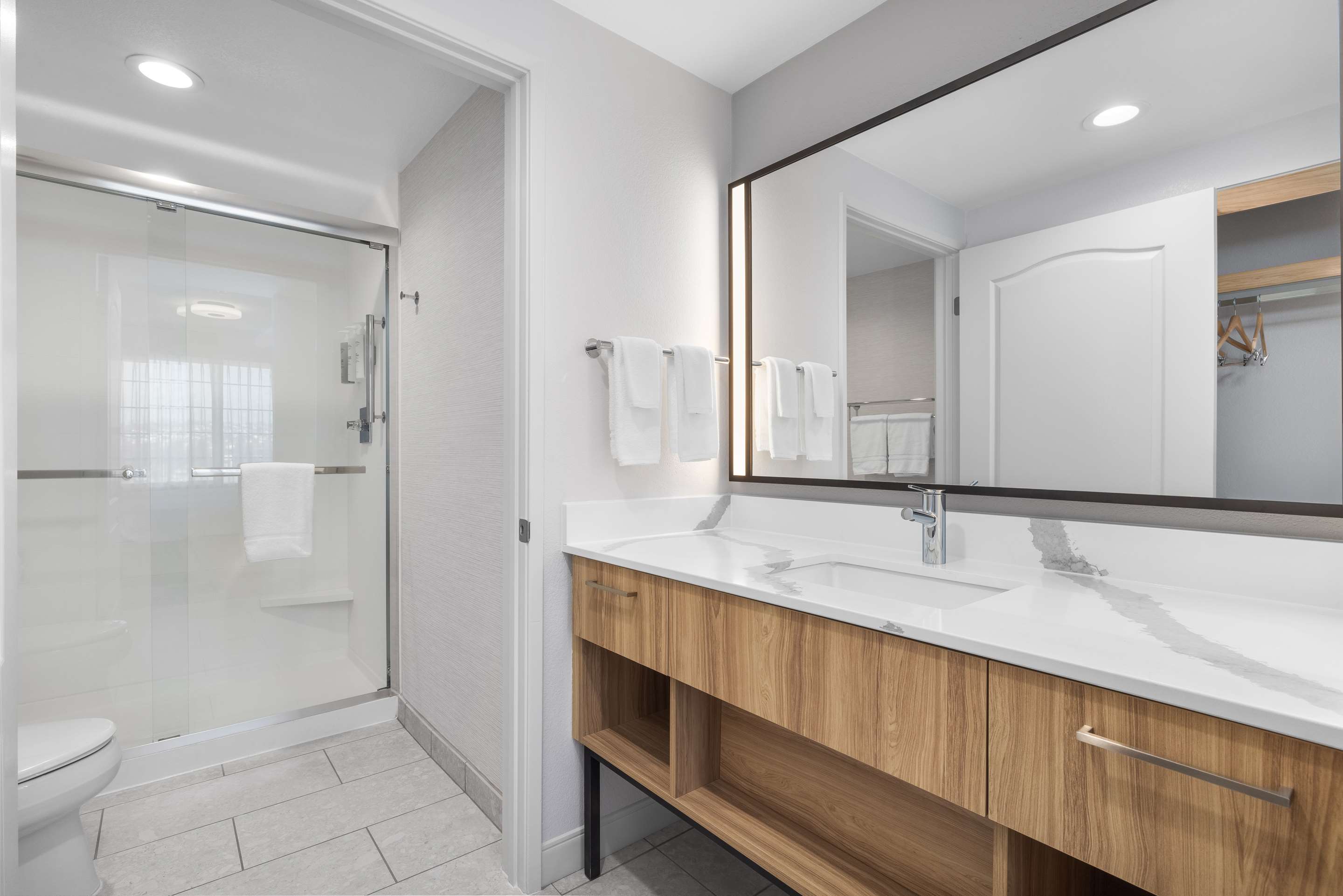Guest room bath