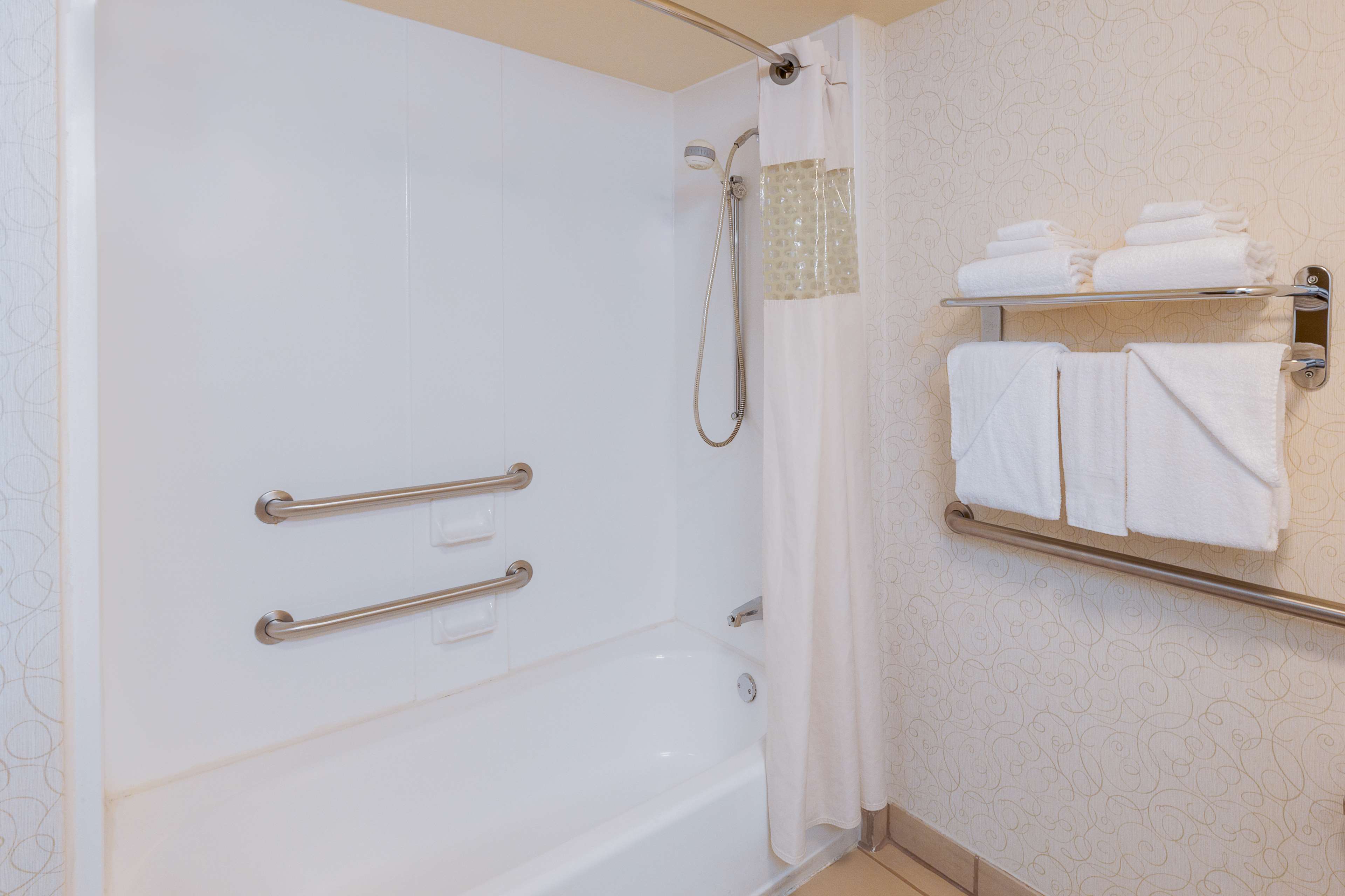 Hampton Inn San Marcos Room Type - 1 KING ACC W TUB NON SMOK