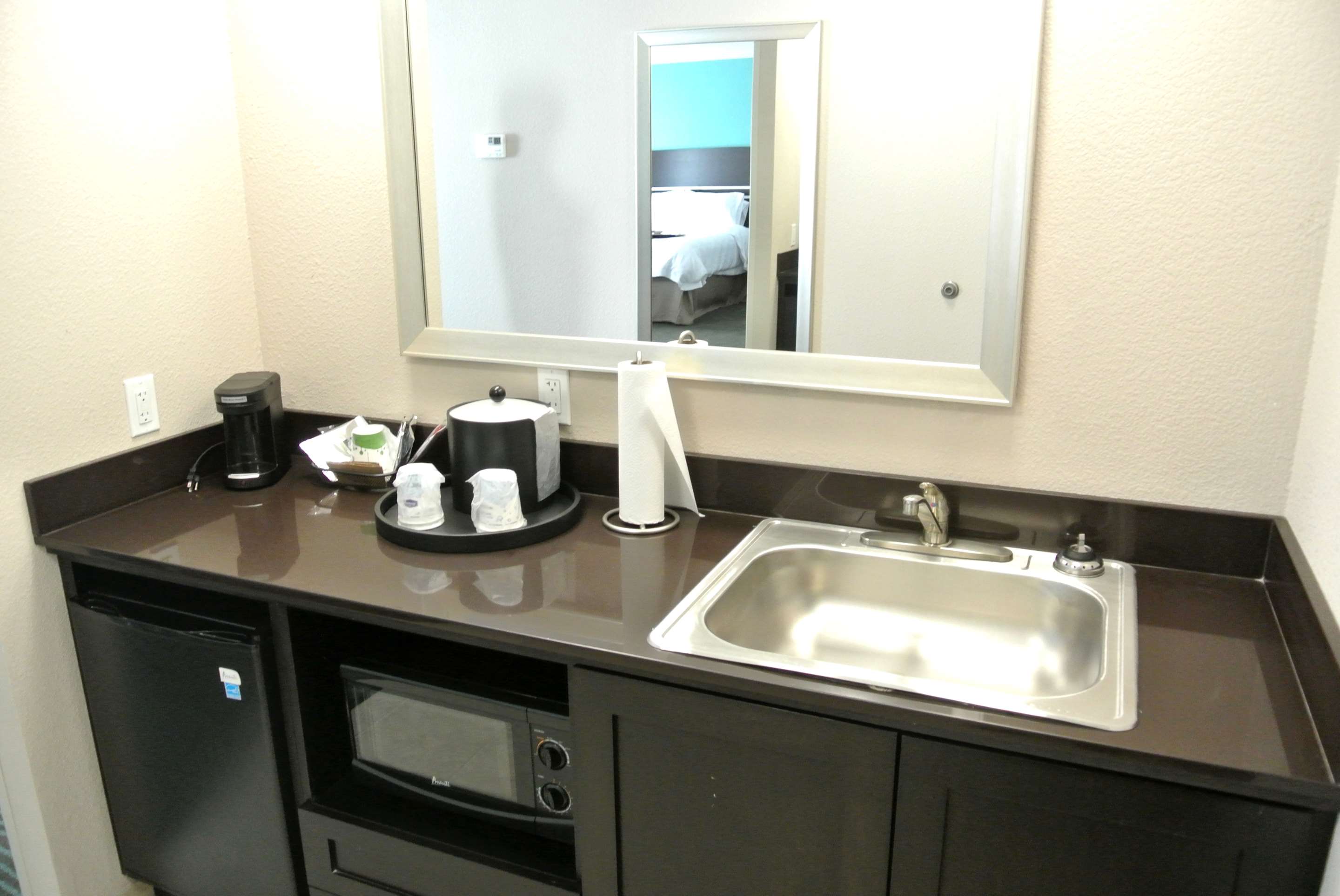 Guest room bath