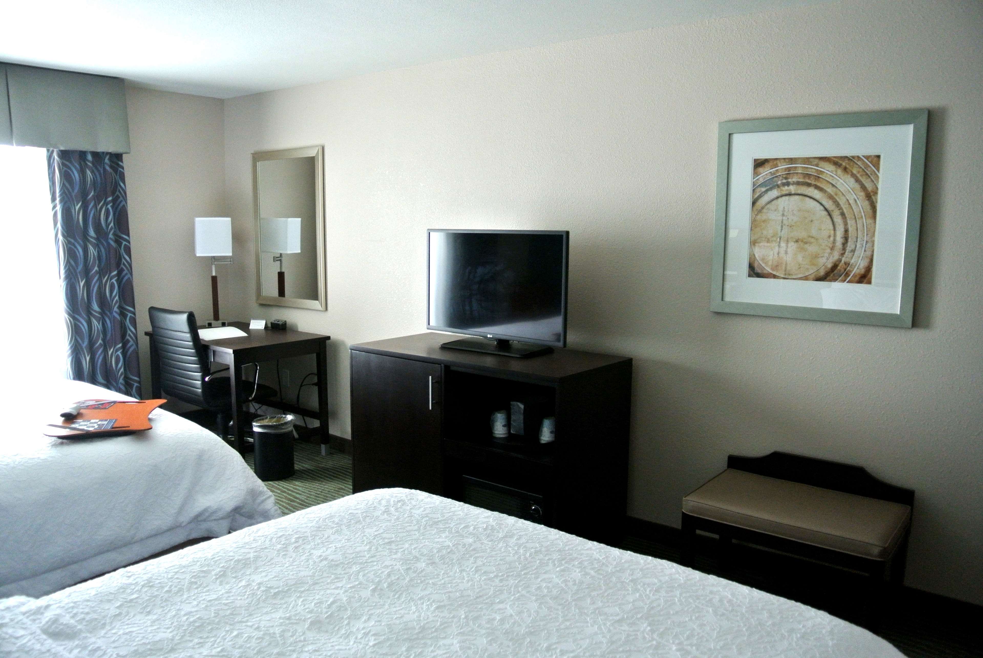 Hampton Inn by Hilton Carrizo Springs Room Type - 2 QNS MICROWV FRIDGE NS