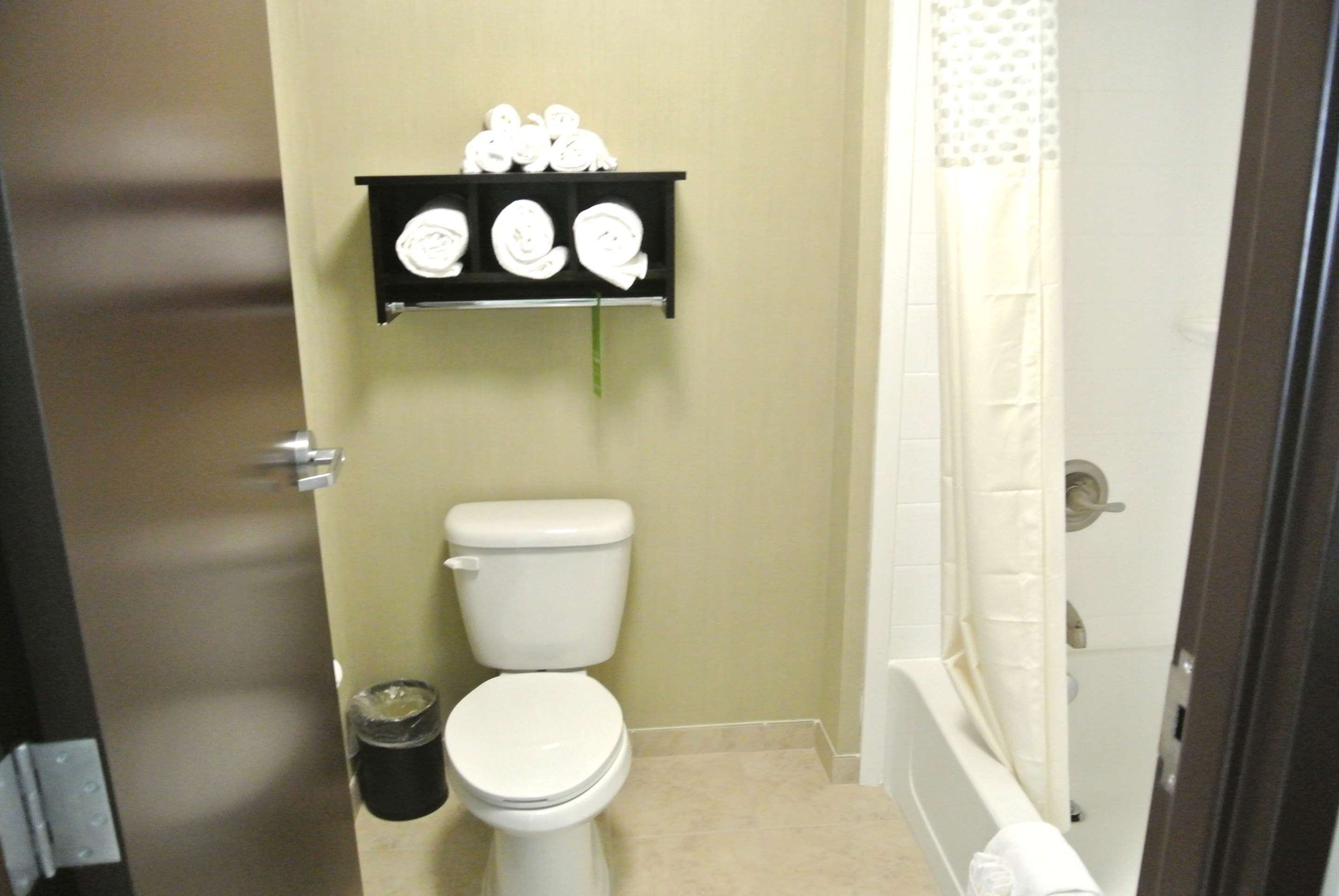 Guest room bath