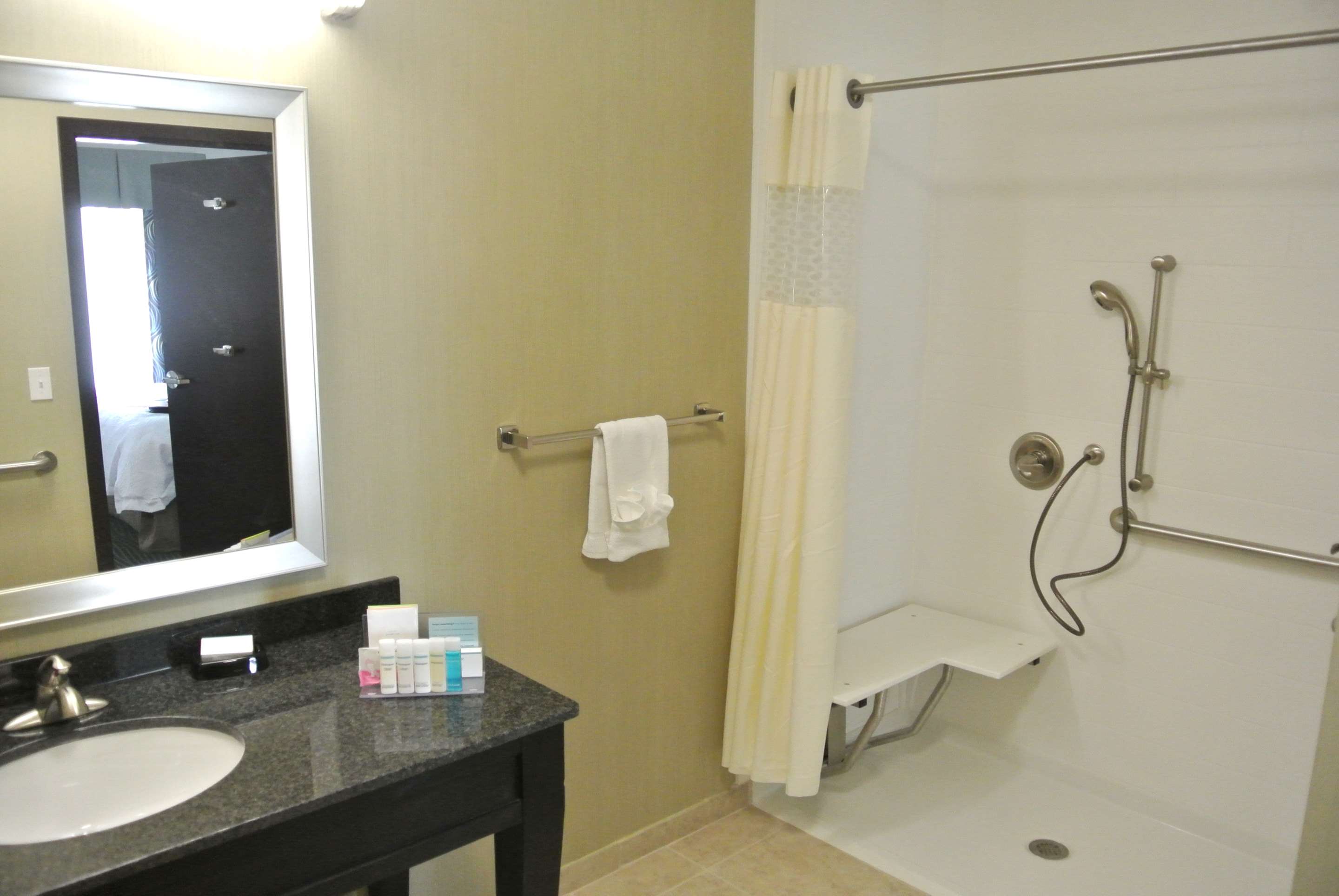Guest room bath