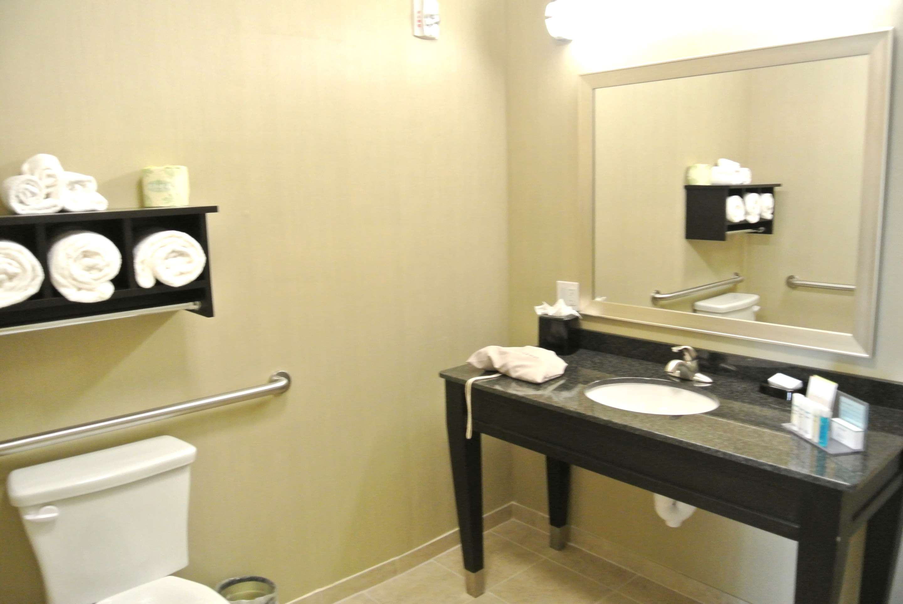 Guest room bath