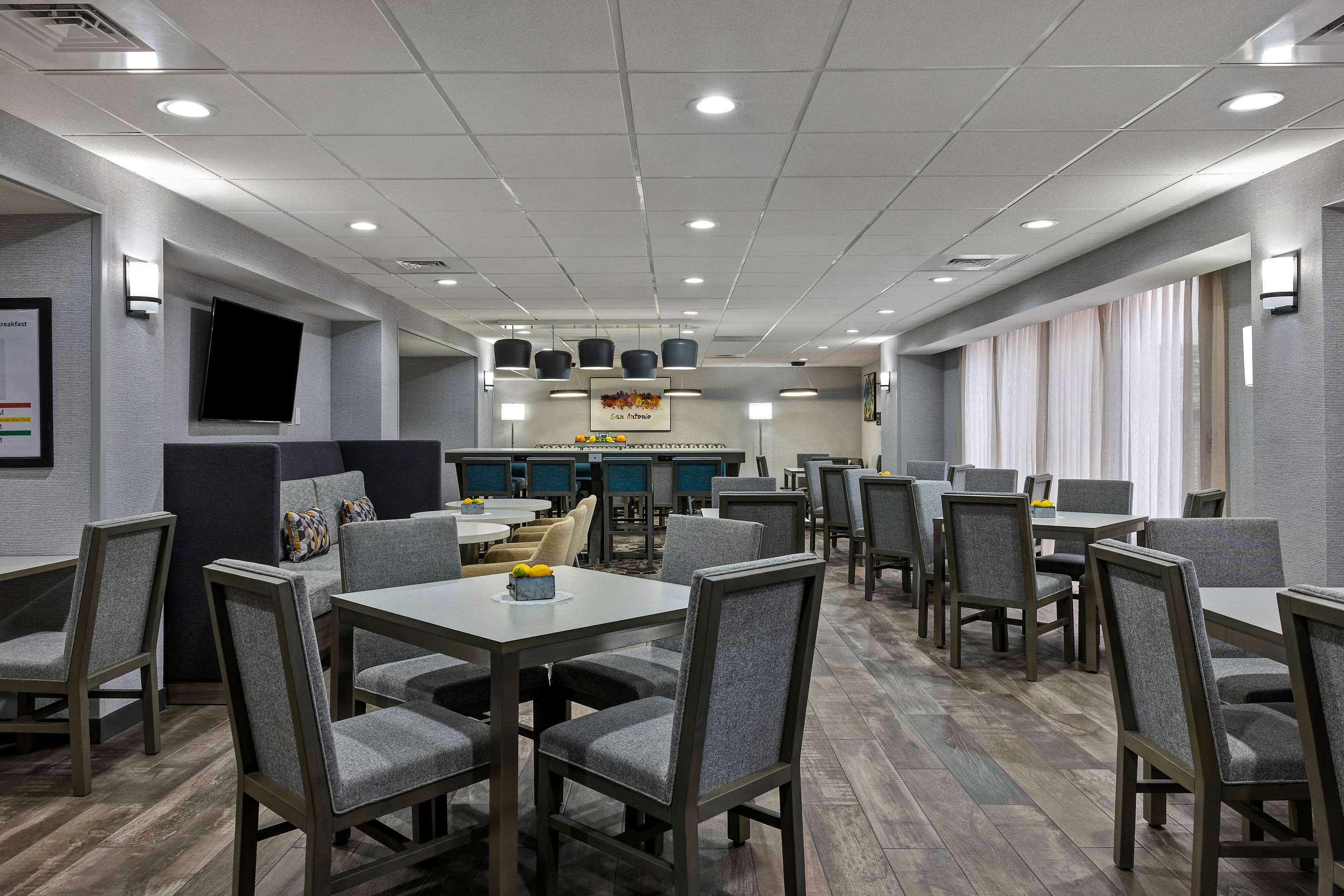 Breakfast Area | Hampton Inn San Antonio-Downtown (River Walk)