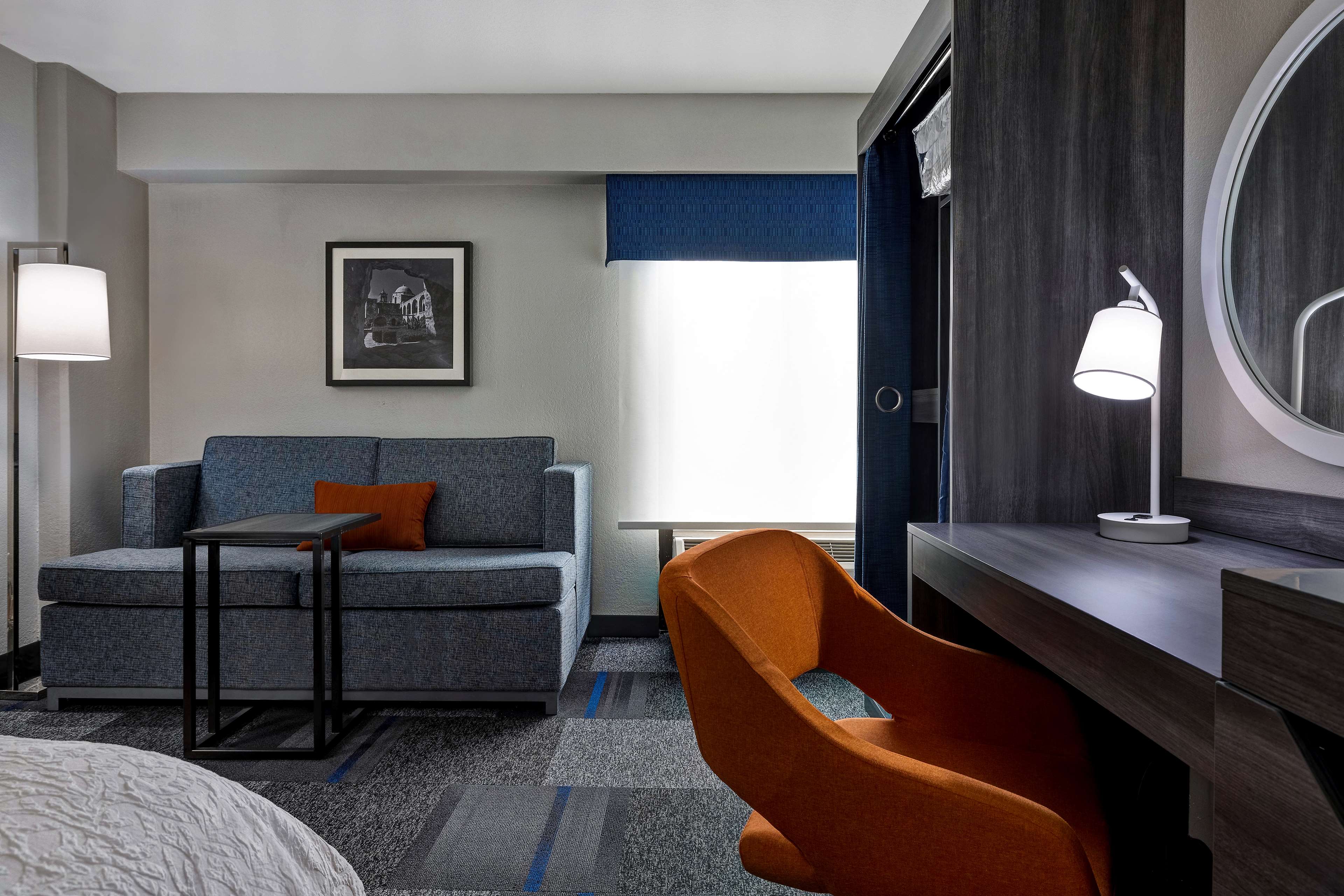 Hampton Inn San Antonio-Downtown Room Type - 1 KING SFBD/MIC/FRG NS