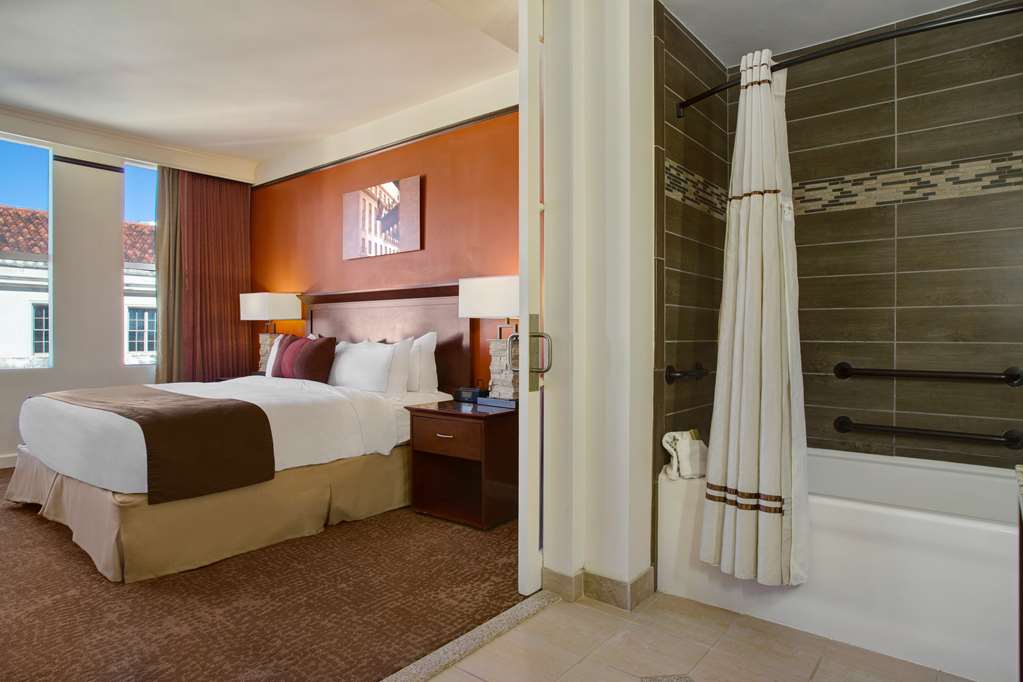 The Emily Morgan - a DoubleTree by Hilton Room Type - 1KG DLX ACC TUB NO SMOK