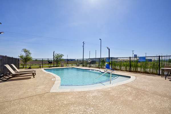 Pool - Hampton Inn Kenedy