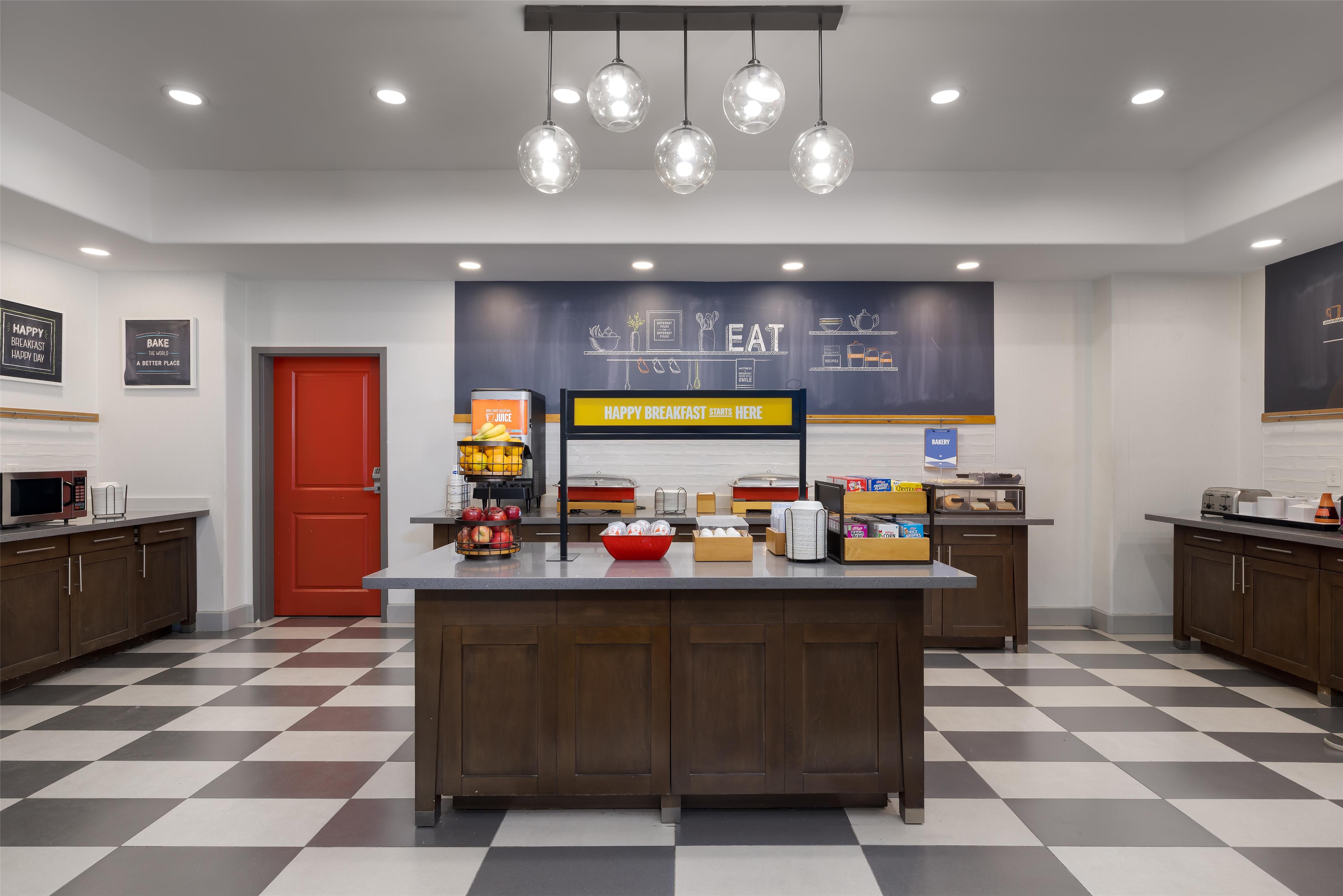 Breakfast Area | Hampton Inn Kenedy