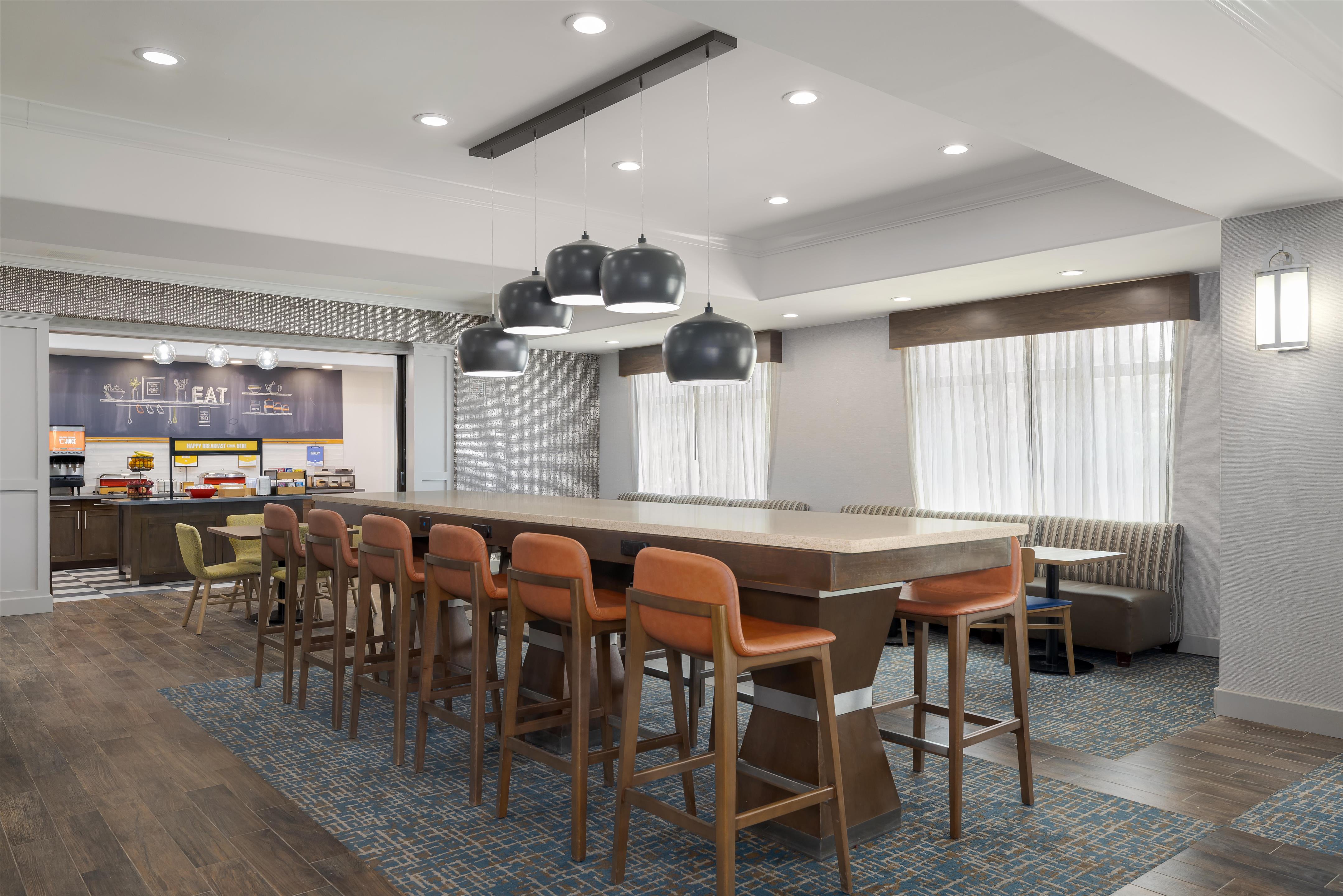 Breakfast Area | Hampton Inn Kenedy