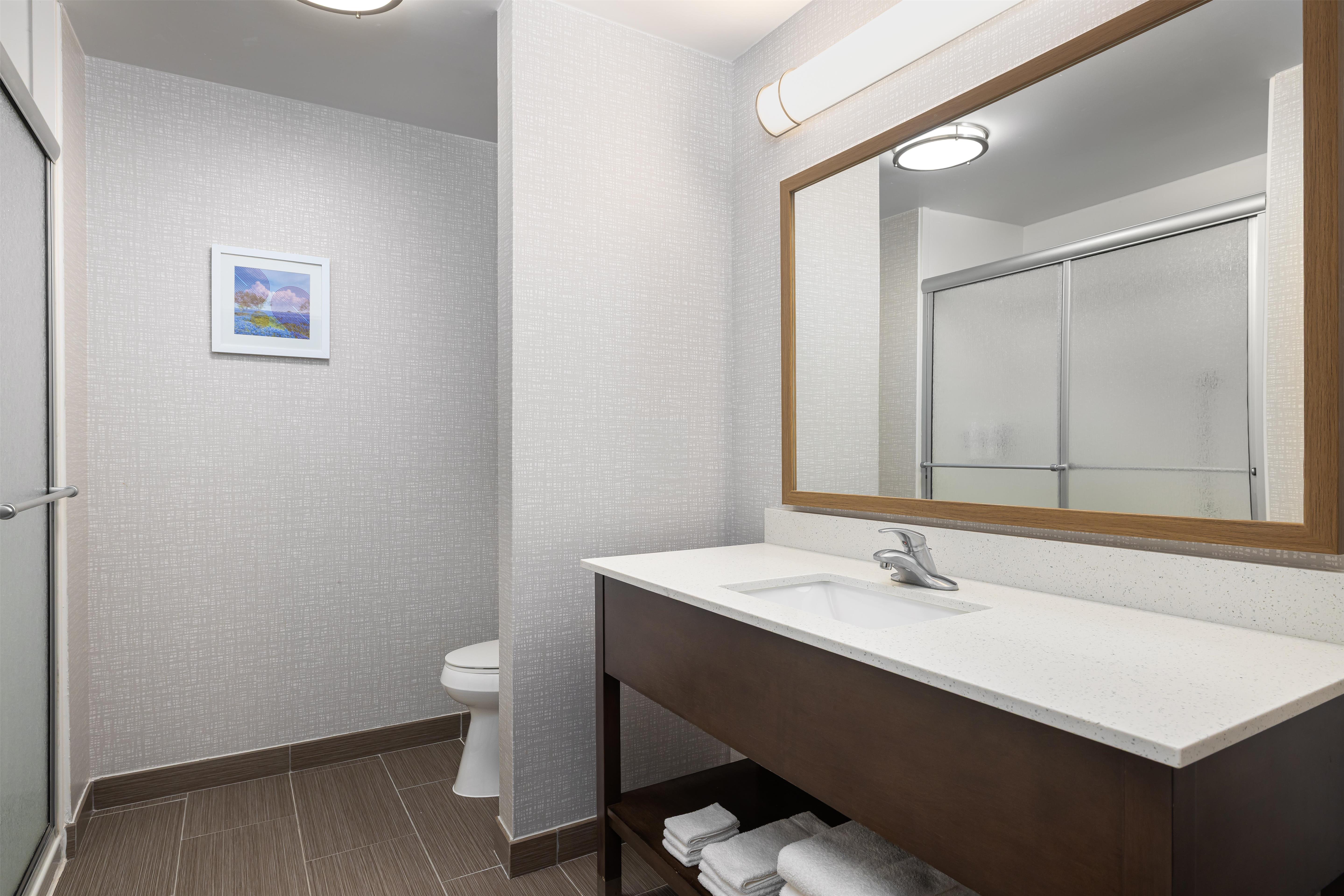 Hampton Inn by Hilton Kenedy Room Type - 1KN STDO MIC FRIDG WTBR NS
