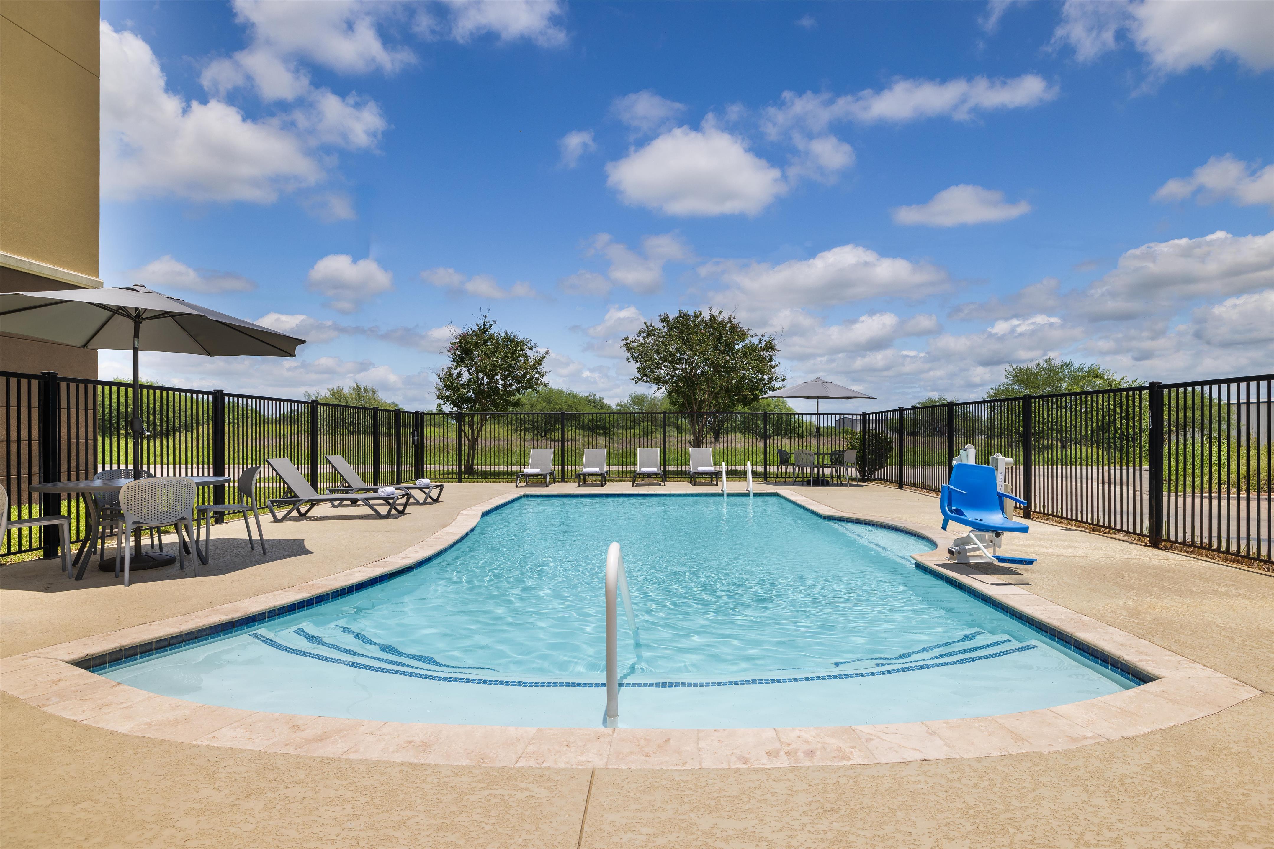 Pool | Hampton Inn Kenedy