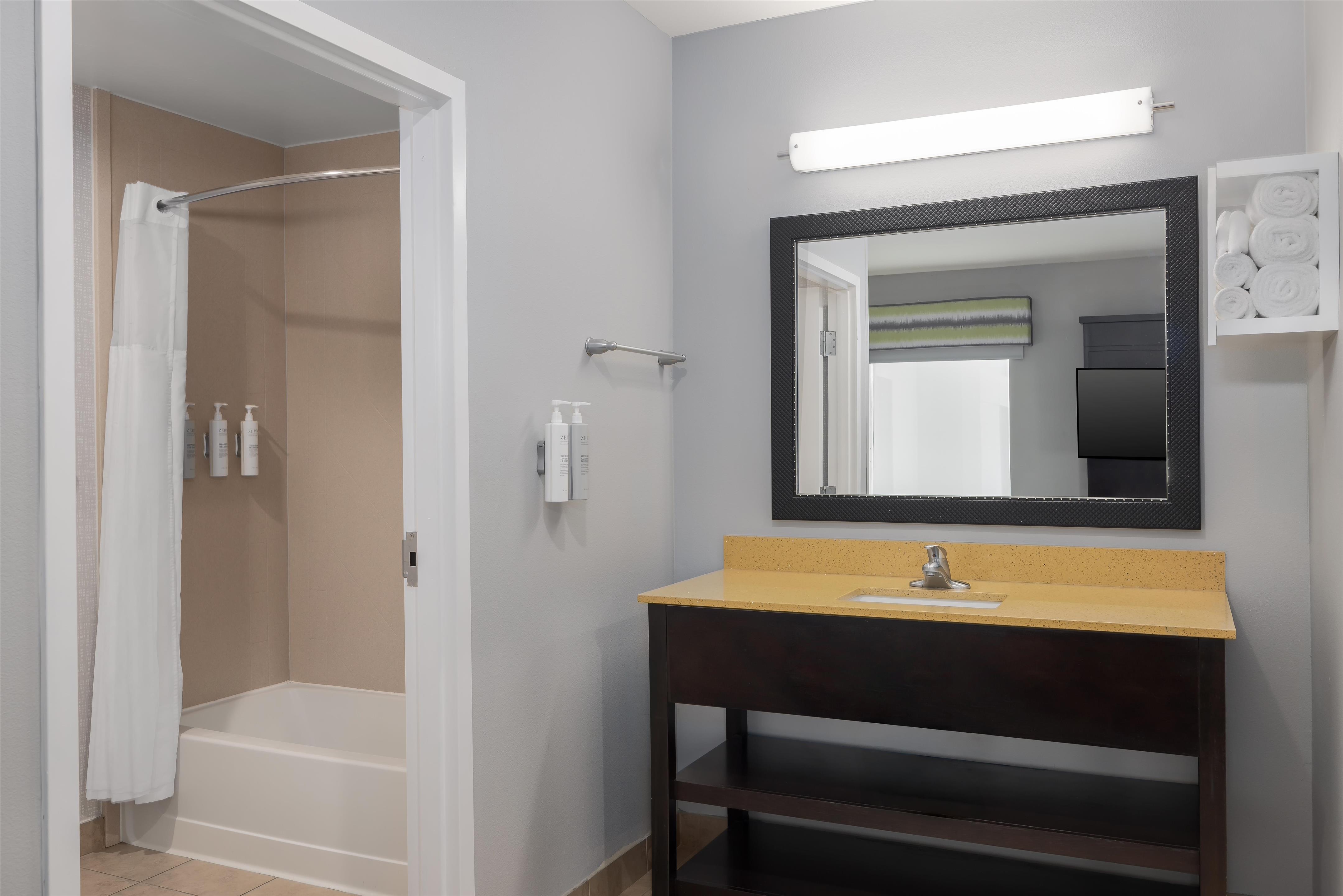 Guest room bath