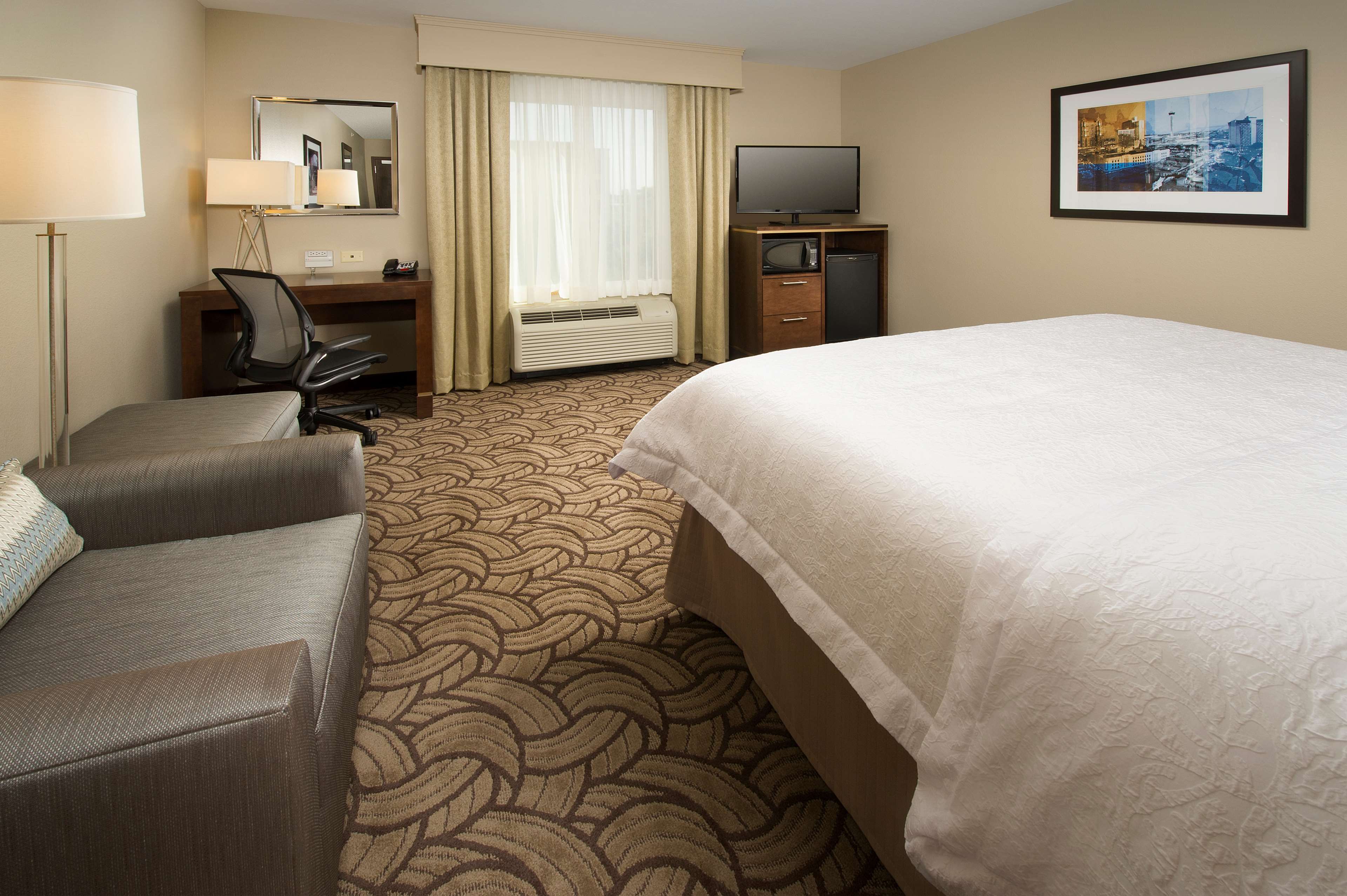 Hampton Inn & Suites San Antonio/ Market Square, TX Room Type - 1 KING MICROWV FRIDGE NS