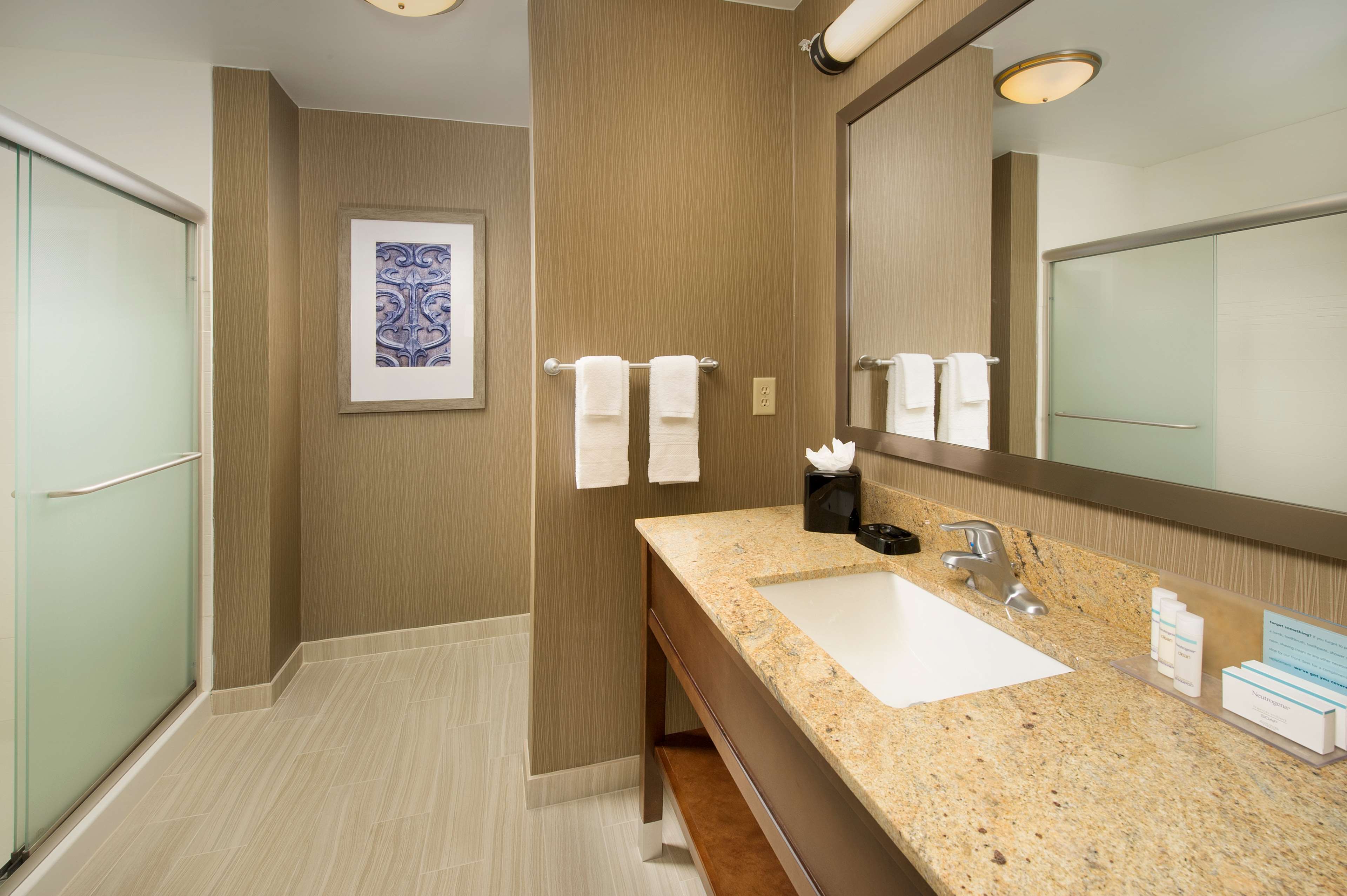 Hampton Inn & Suites San Antonio/ Market Square, TX Room Type - 2 QNS MICROWV FRIDGE NS