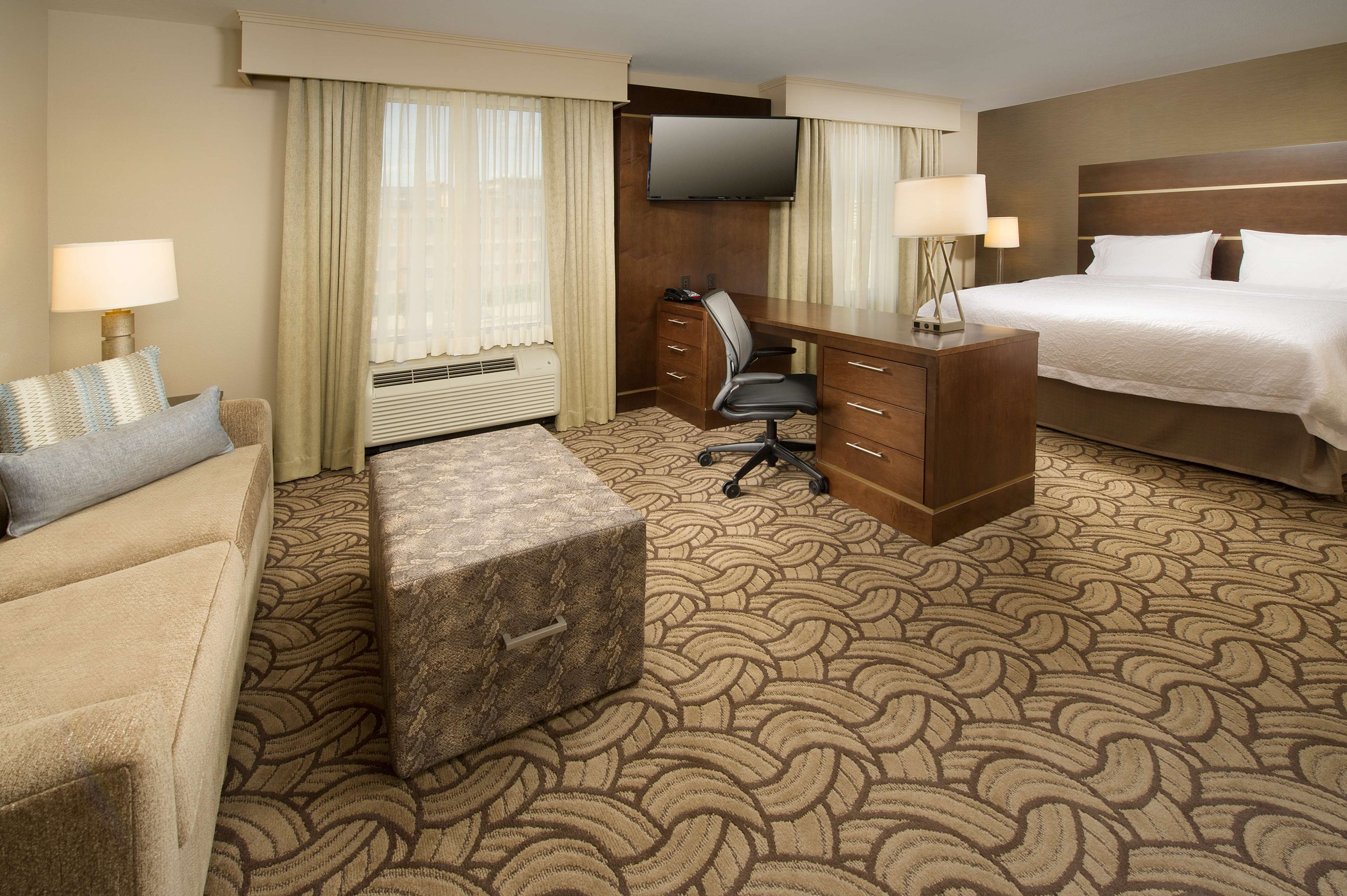 Hampton Inn & Suites San Antonio/ Market Square, TX Room Type - 1KN STDO MIC FRIDG WTBR NS