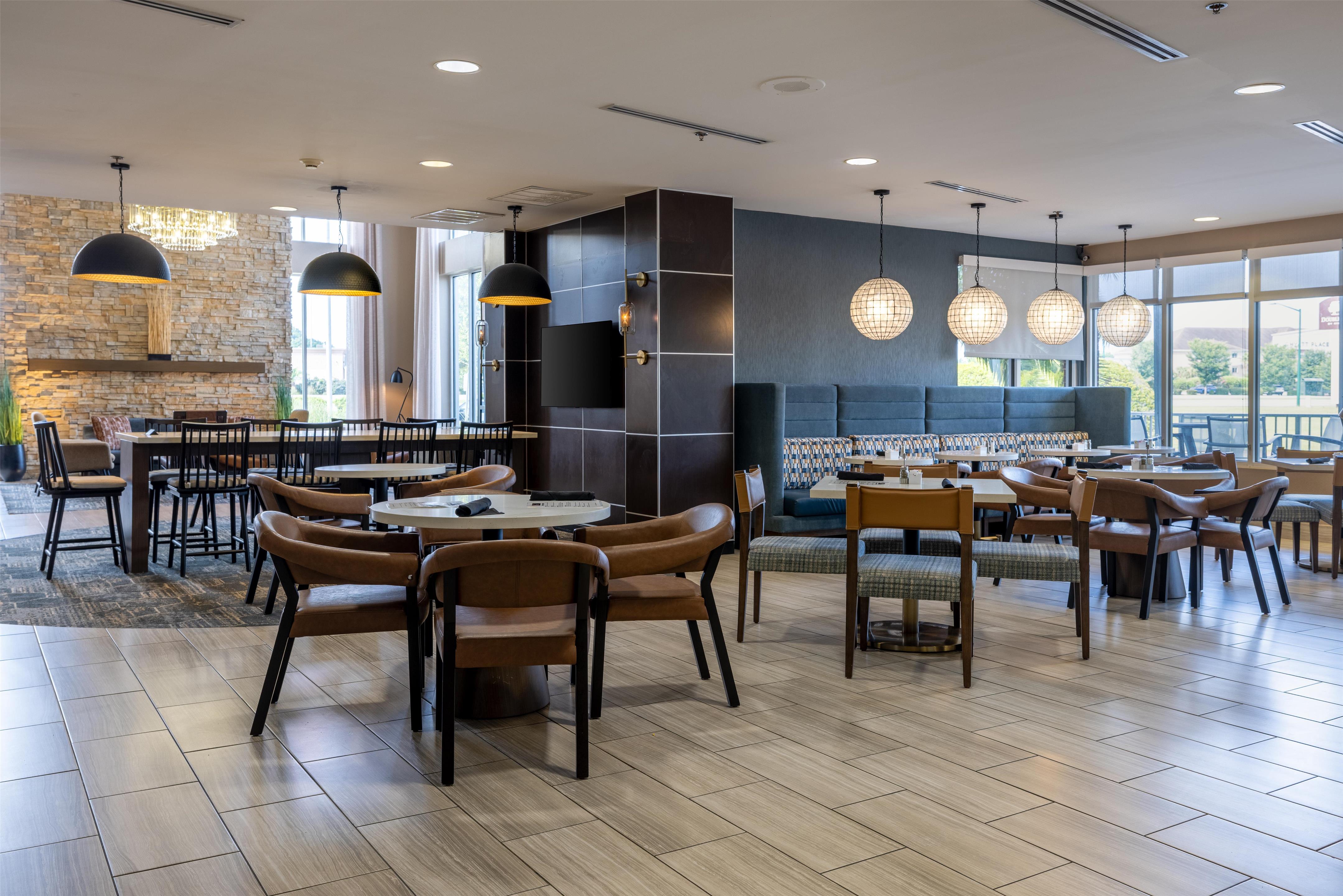 Restaurant | DoubleTree by Hilton Hotel Savannah Airport