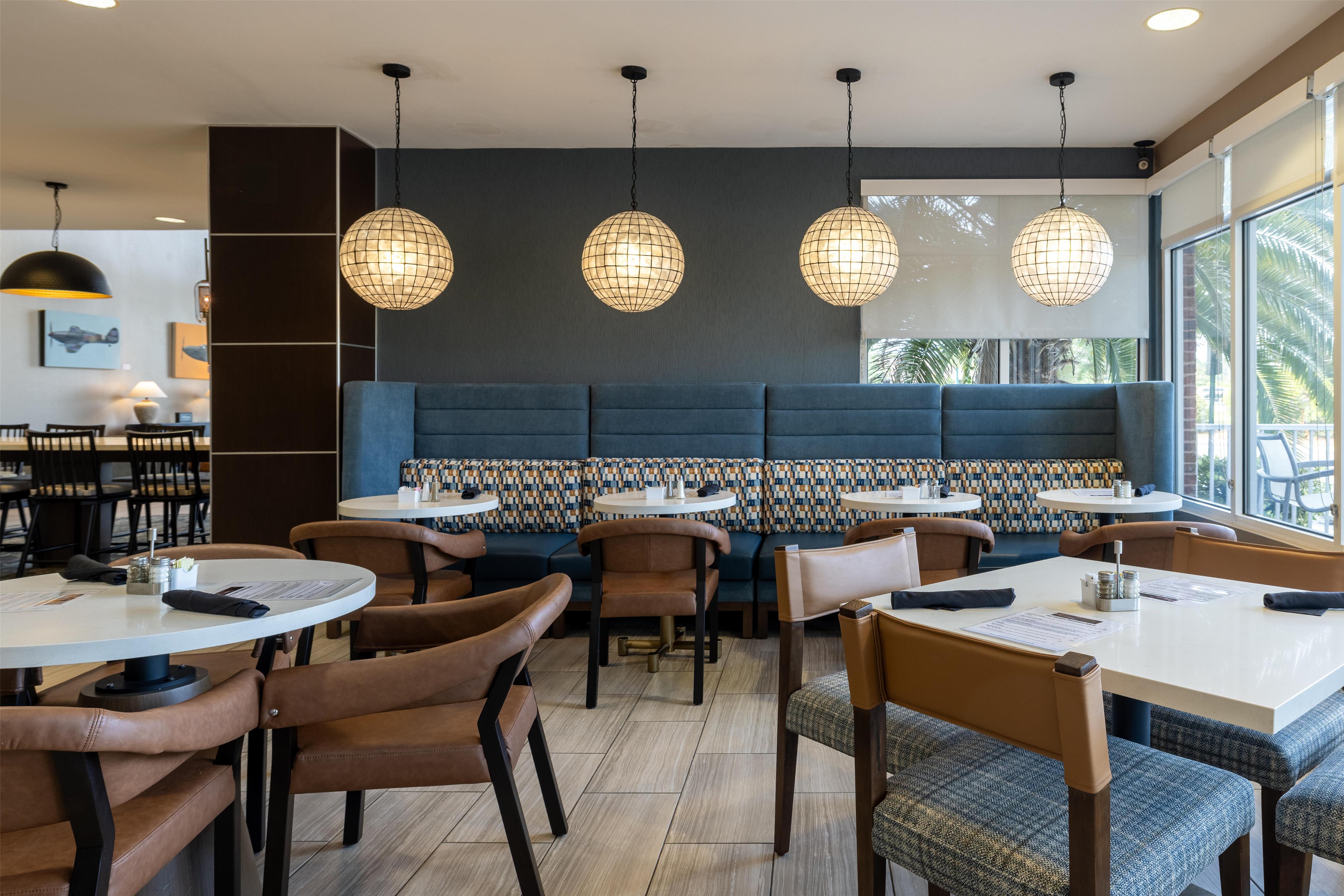 Restaurant | DoubleTree by Hilton Hotel Savannah Airport