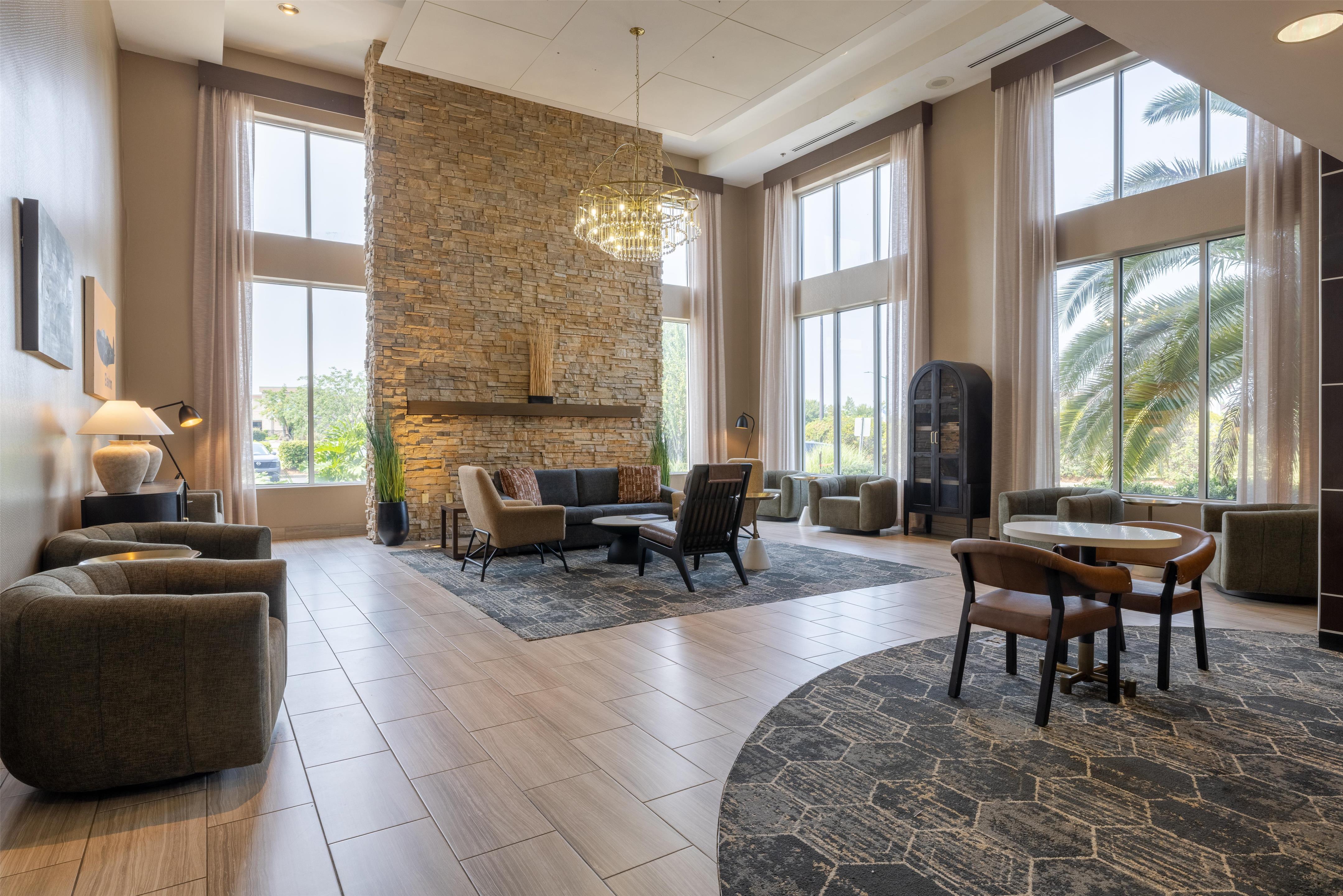 Lobby | DoubleTree by Hilton Hotel Savannah Airport