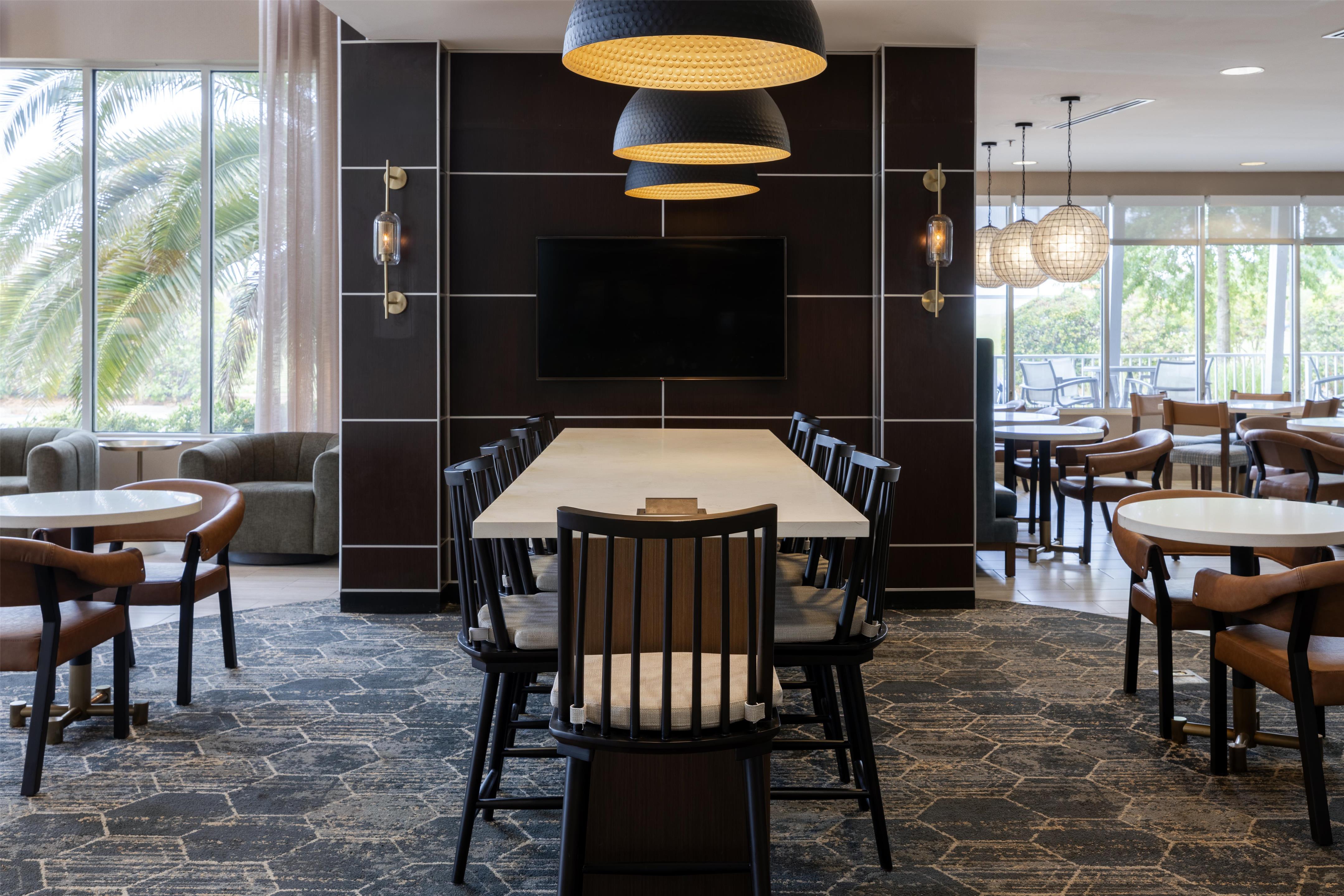 Lobby | DoubleTree by Hilton Hotel Savannah Airport
