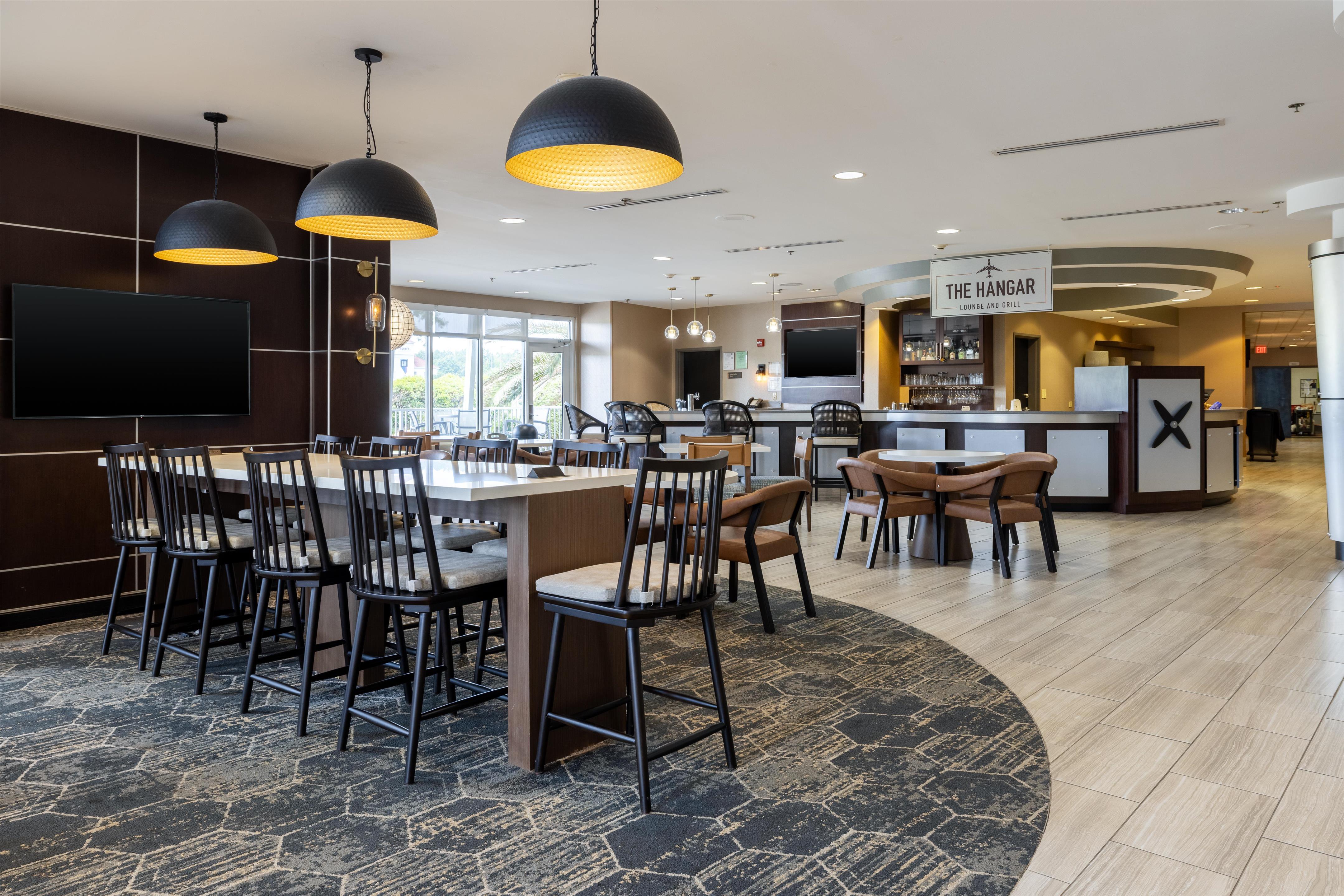 Lobby | DoubleTree by Hilton Hotel Savannah Airport