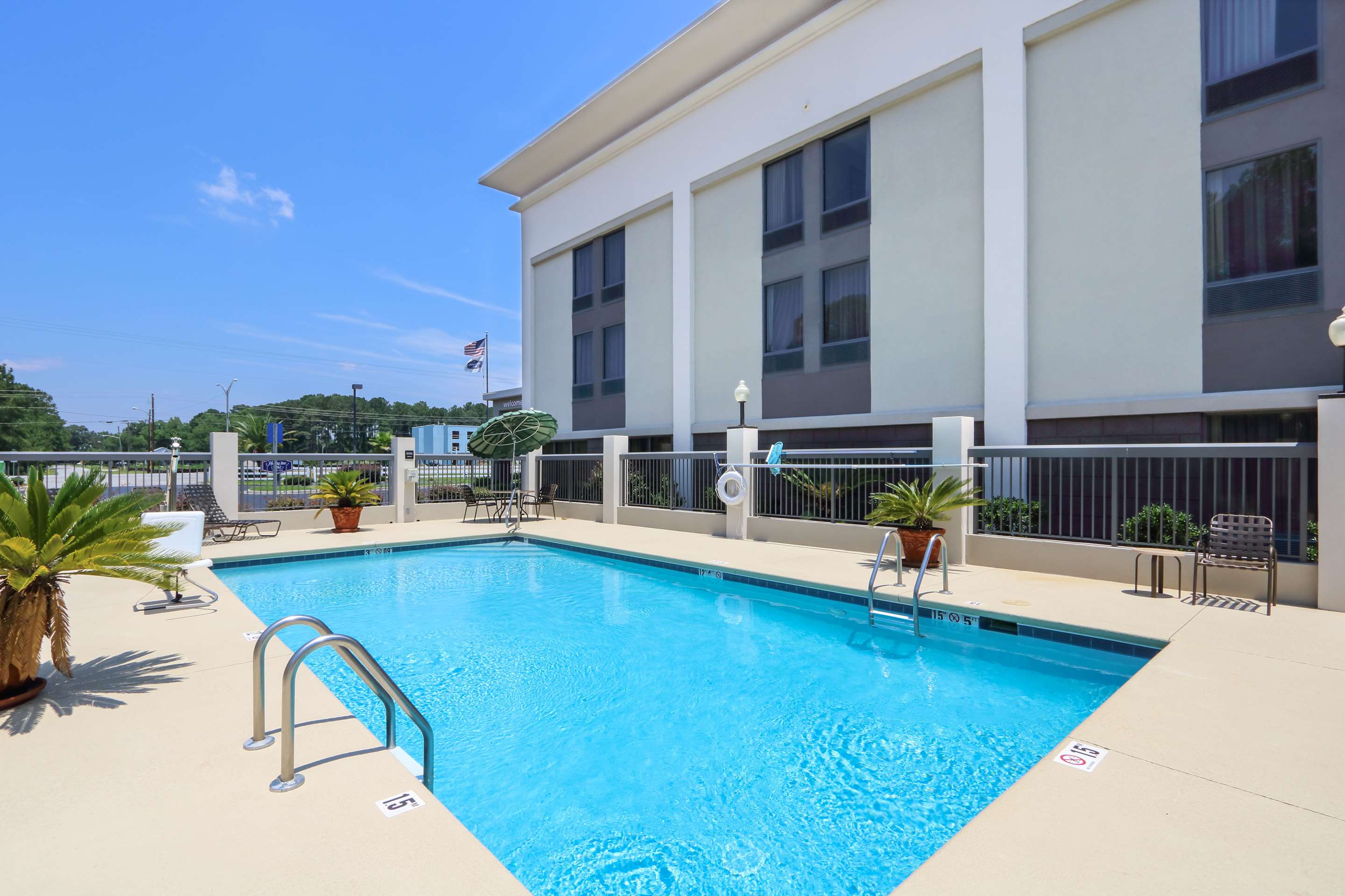 Pool | Hampton Inn Savannah-I-95/Richmond Hill