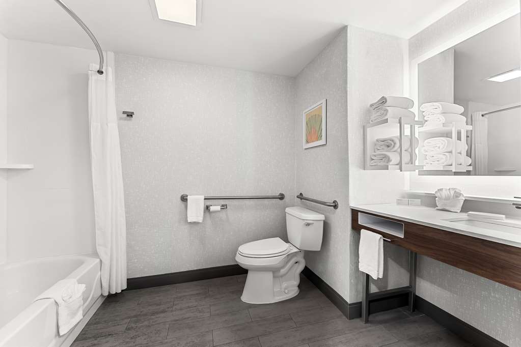 Hampton Inn Stroudsburg/Poconos, PA-guestroom-Guest Room,Bathroom,On-Site.jpg