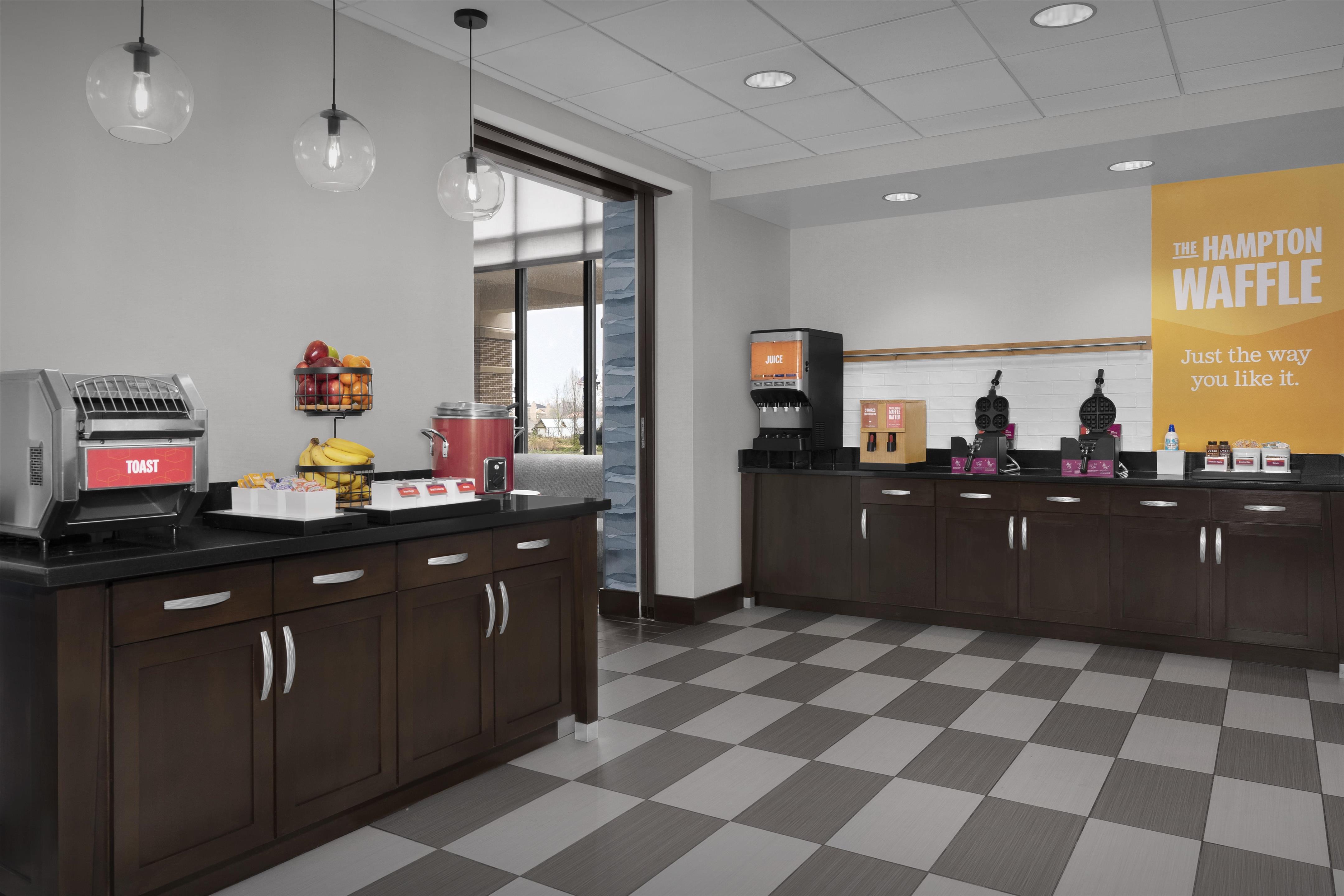 Breakfast Area | Hampton Inn & Suites Mishawaka/South Bend at Heritage Square