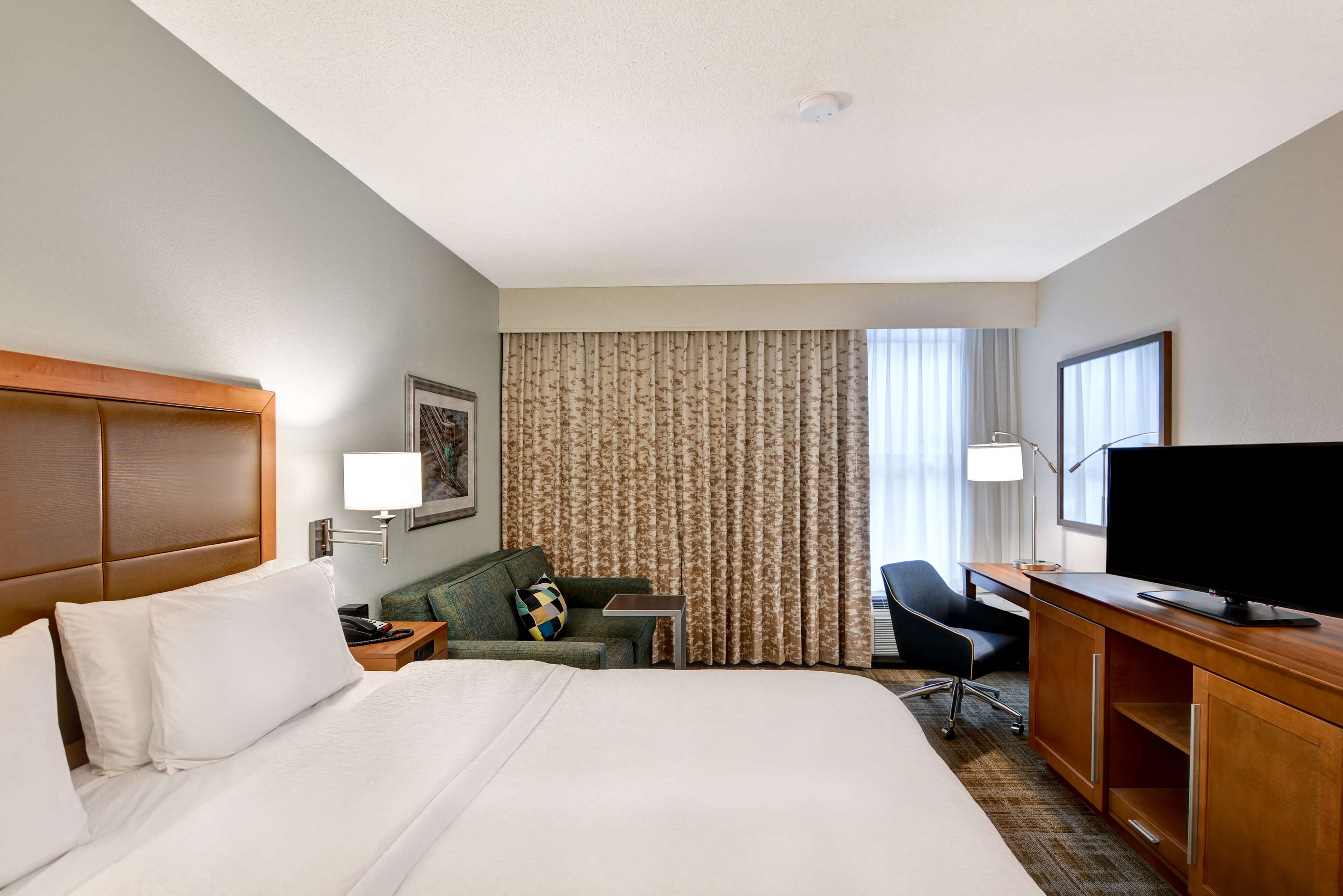 Hampton Inn by Hilton State College Room Type - 1KING W SOFABED-MINIFRIDGE