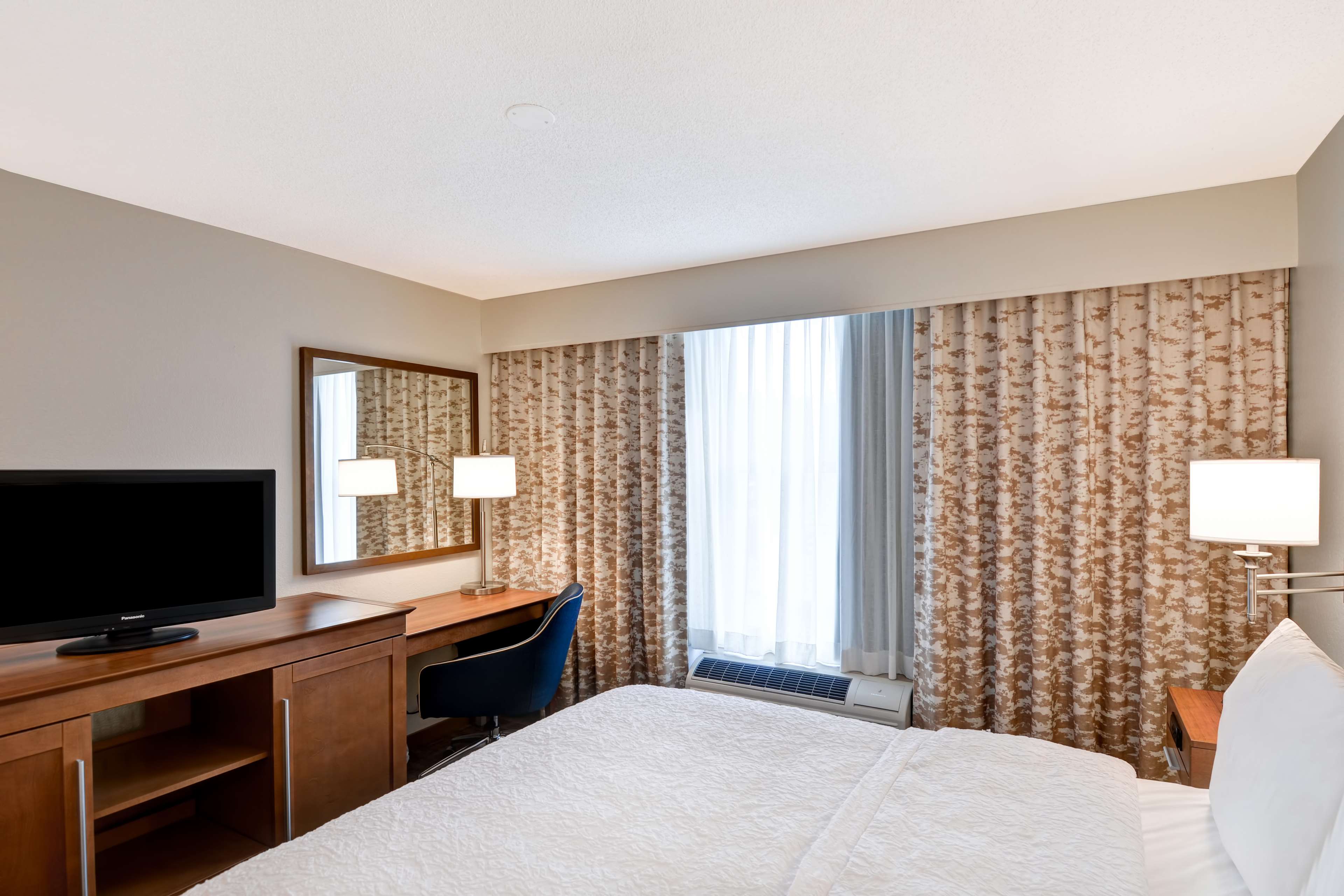 Hampton Inn by Hilton State College Room Type - 1KG MOB HEAR ACC RI-SHW NS