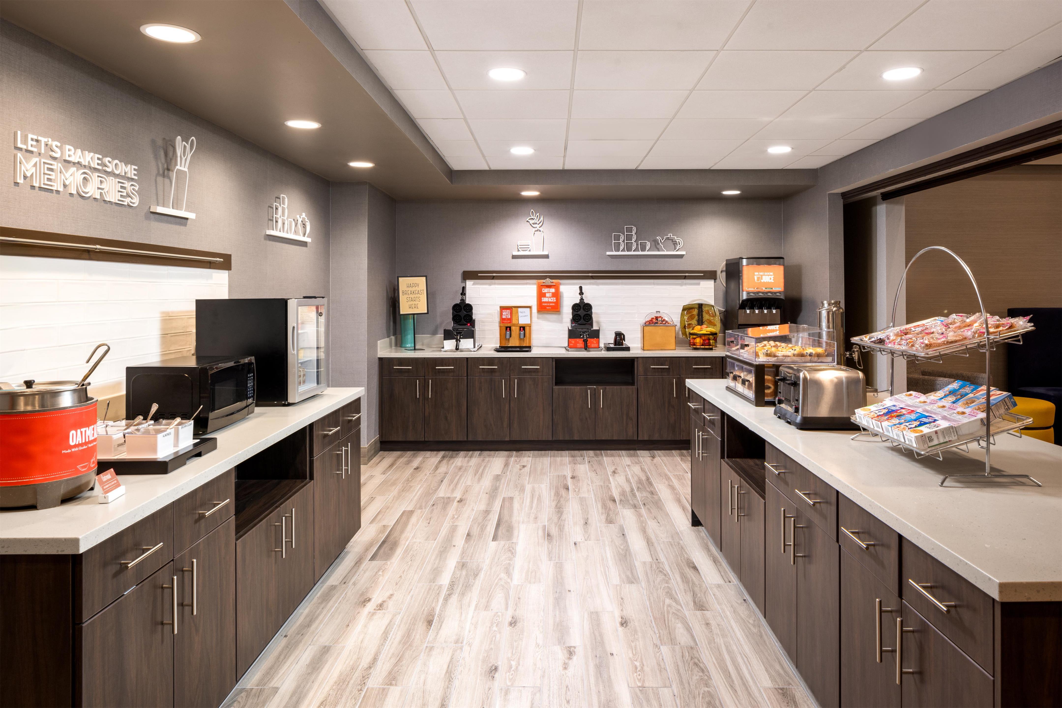 Breakfast Area | Hampton Inn & Suites Manteca