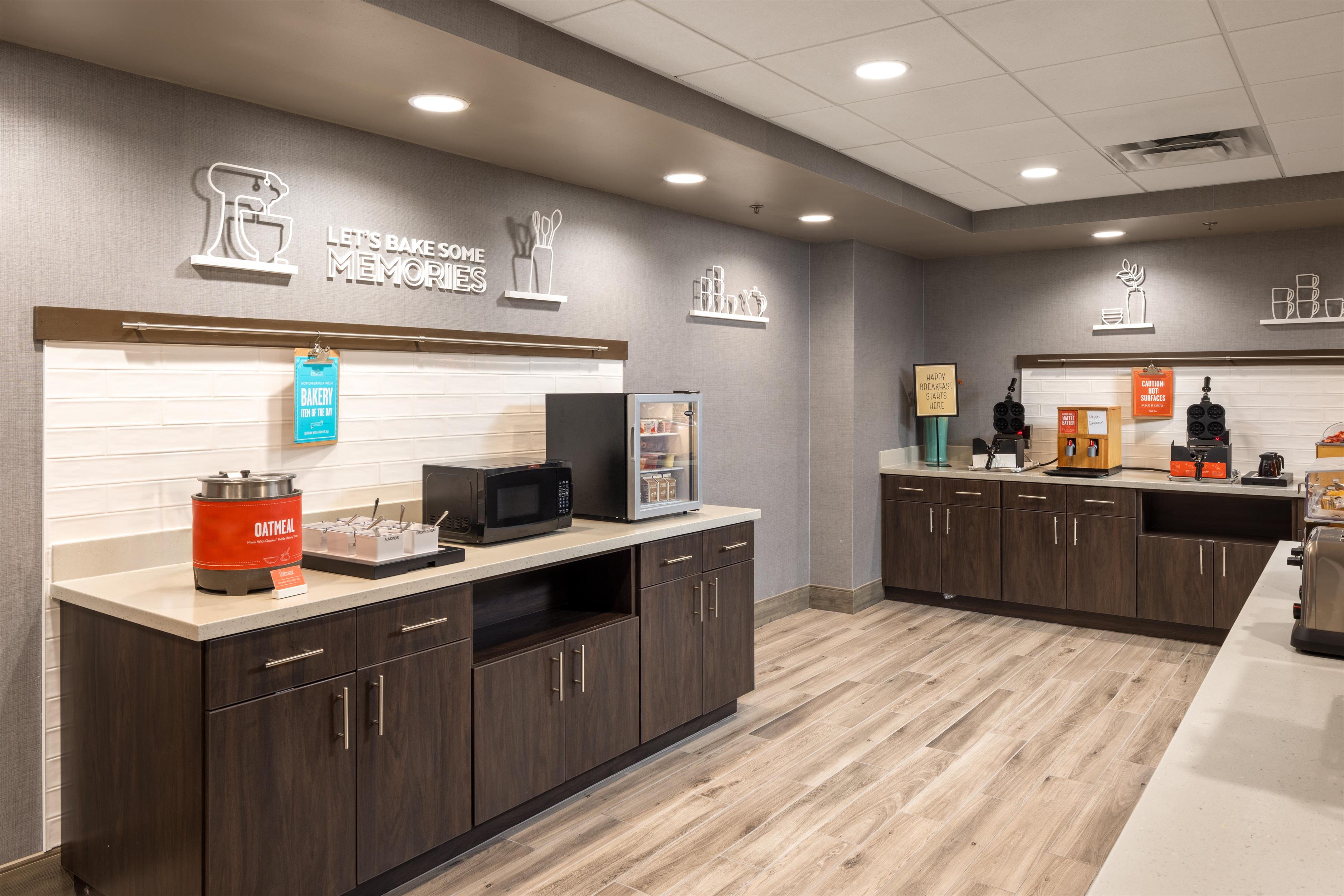 Breakfast Area | Hampton Inn & Suites Manteca
