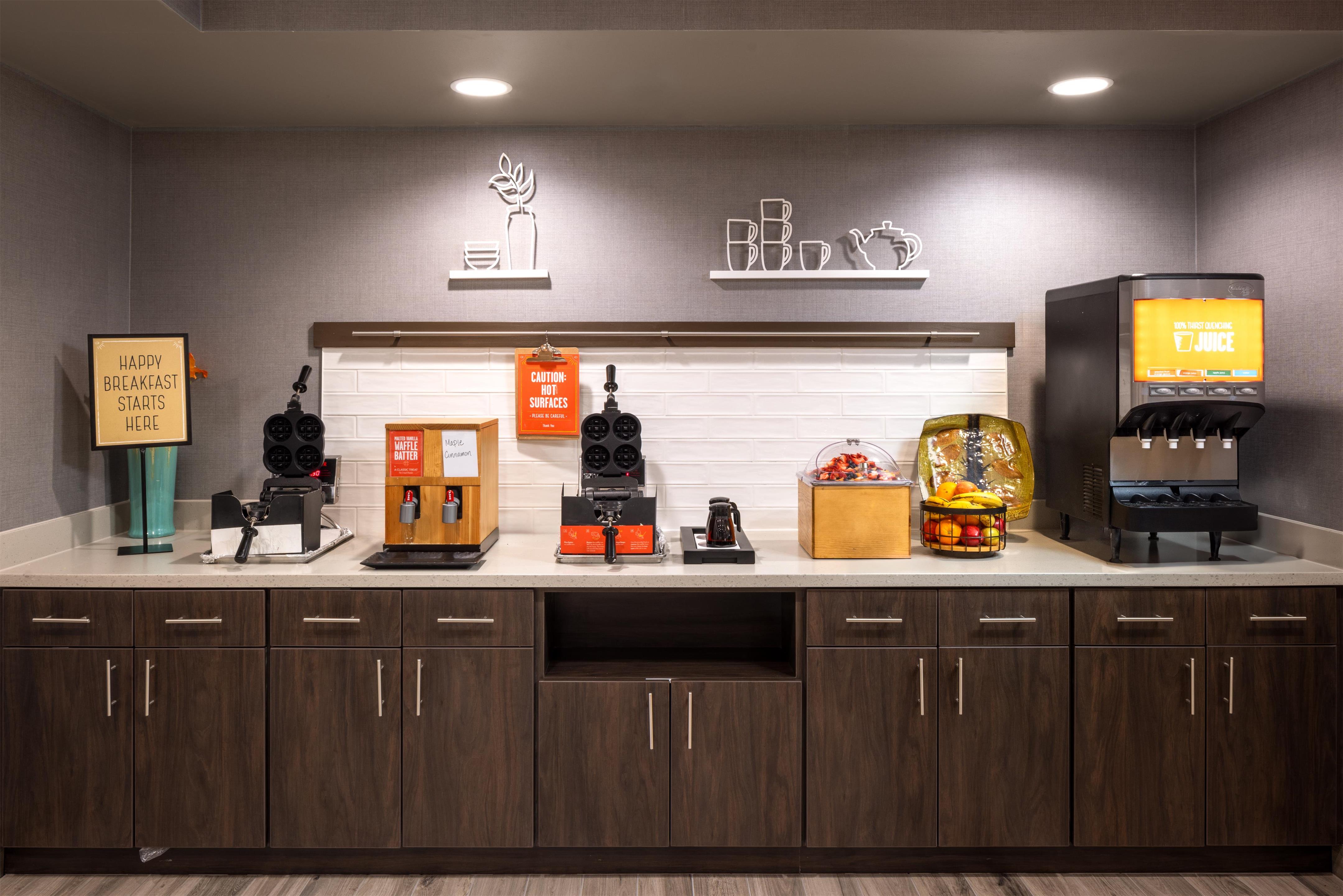 Breakfast Area | Hampton Inn & Suites Manteca