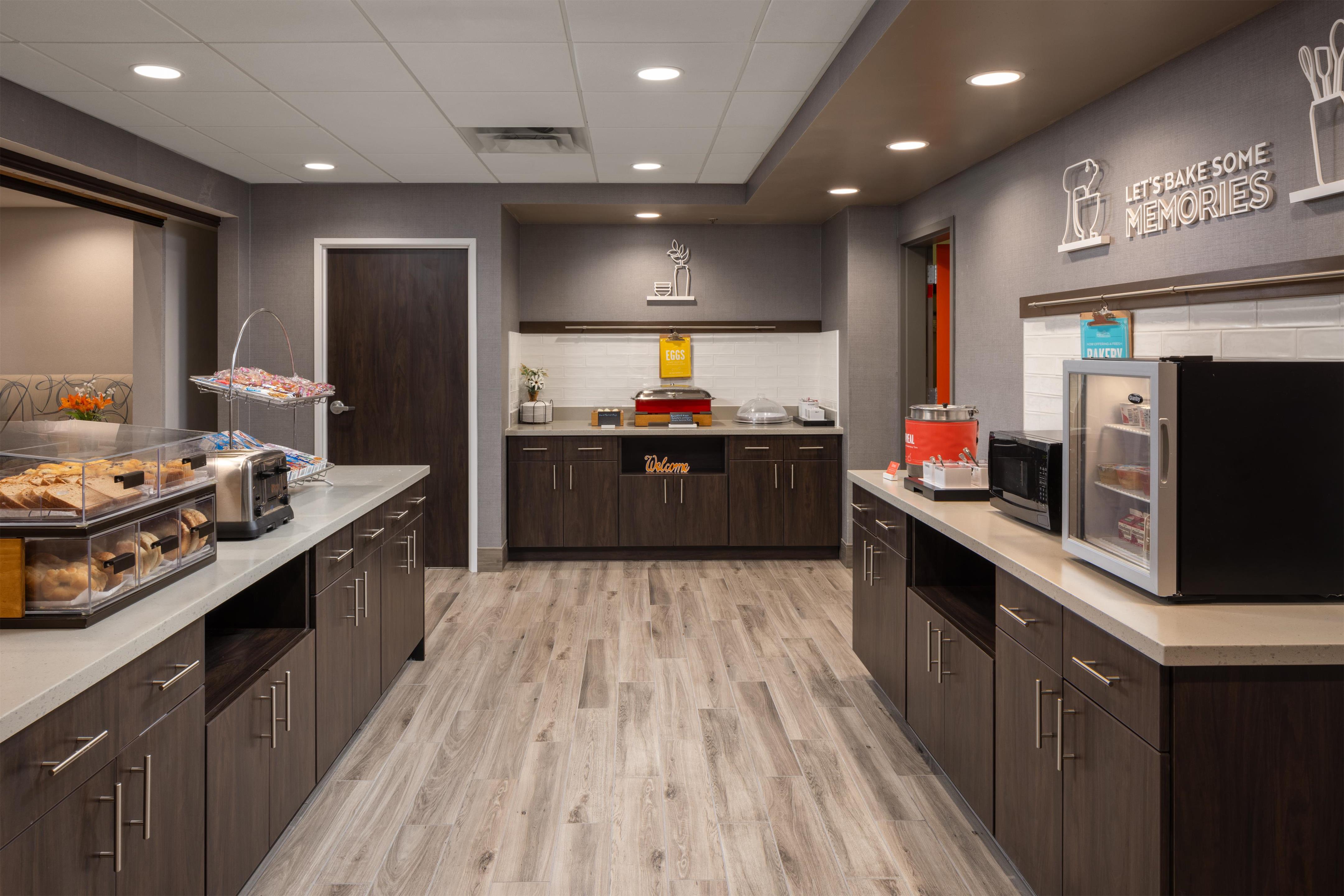 Breakfast Area | Hampton Inn & Suites Manteca