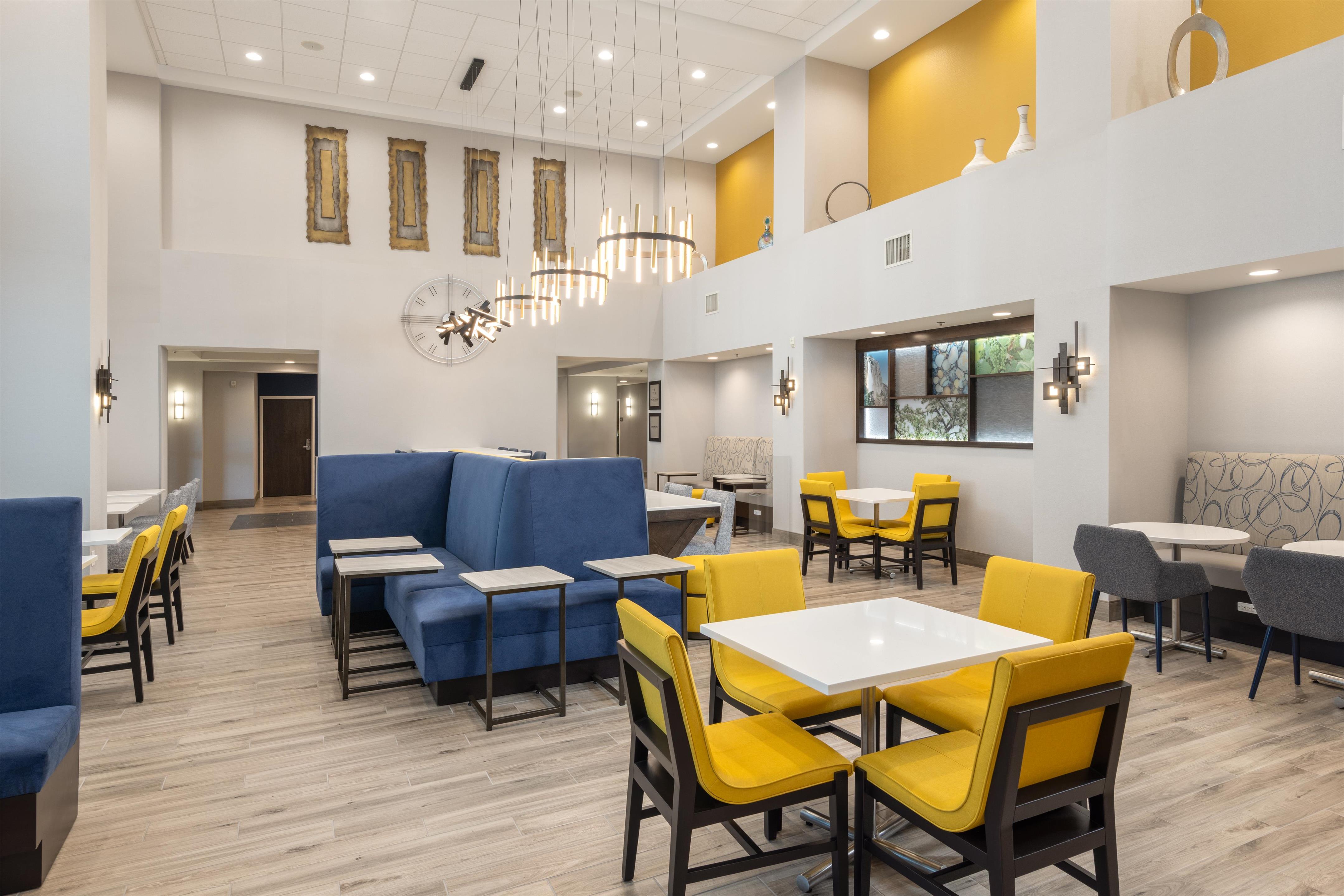 Breakfast Area | Hampton Inn & Suites Manteca