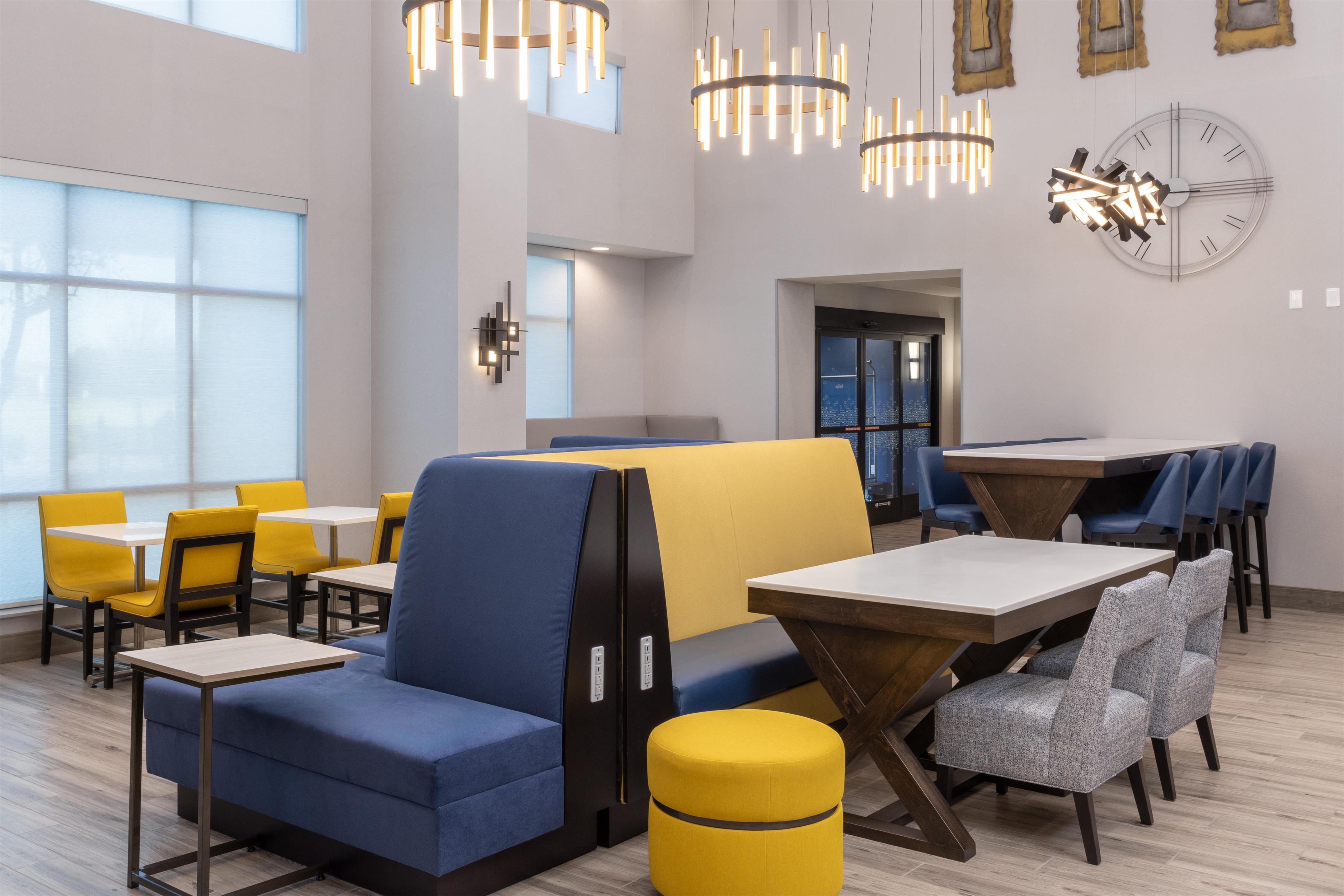 Lobby | Hampton Inn & Suites Manteca