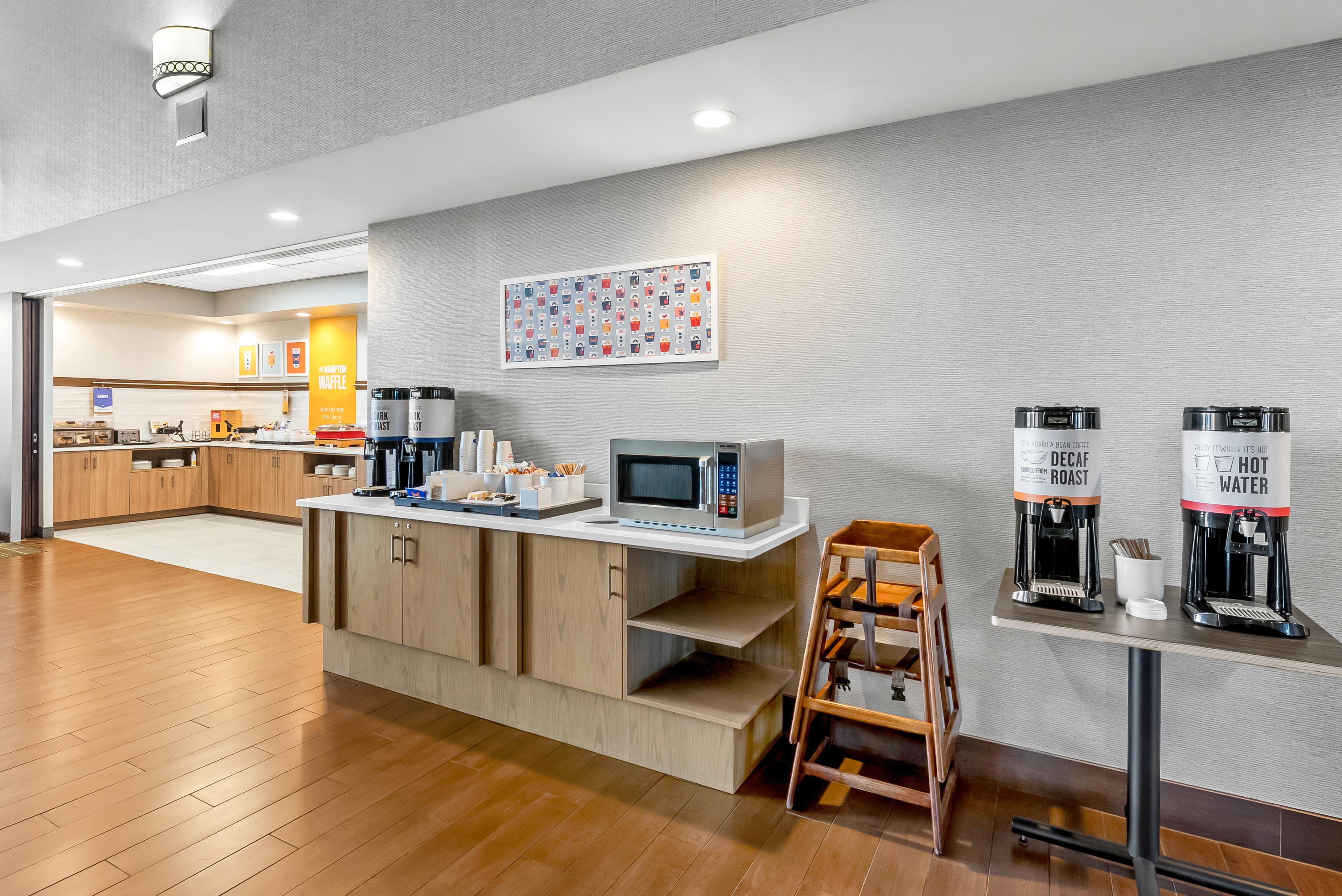 Breakfast Area | Hampton Inn & Suites Scottsburg