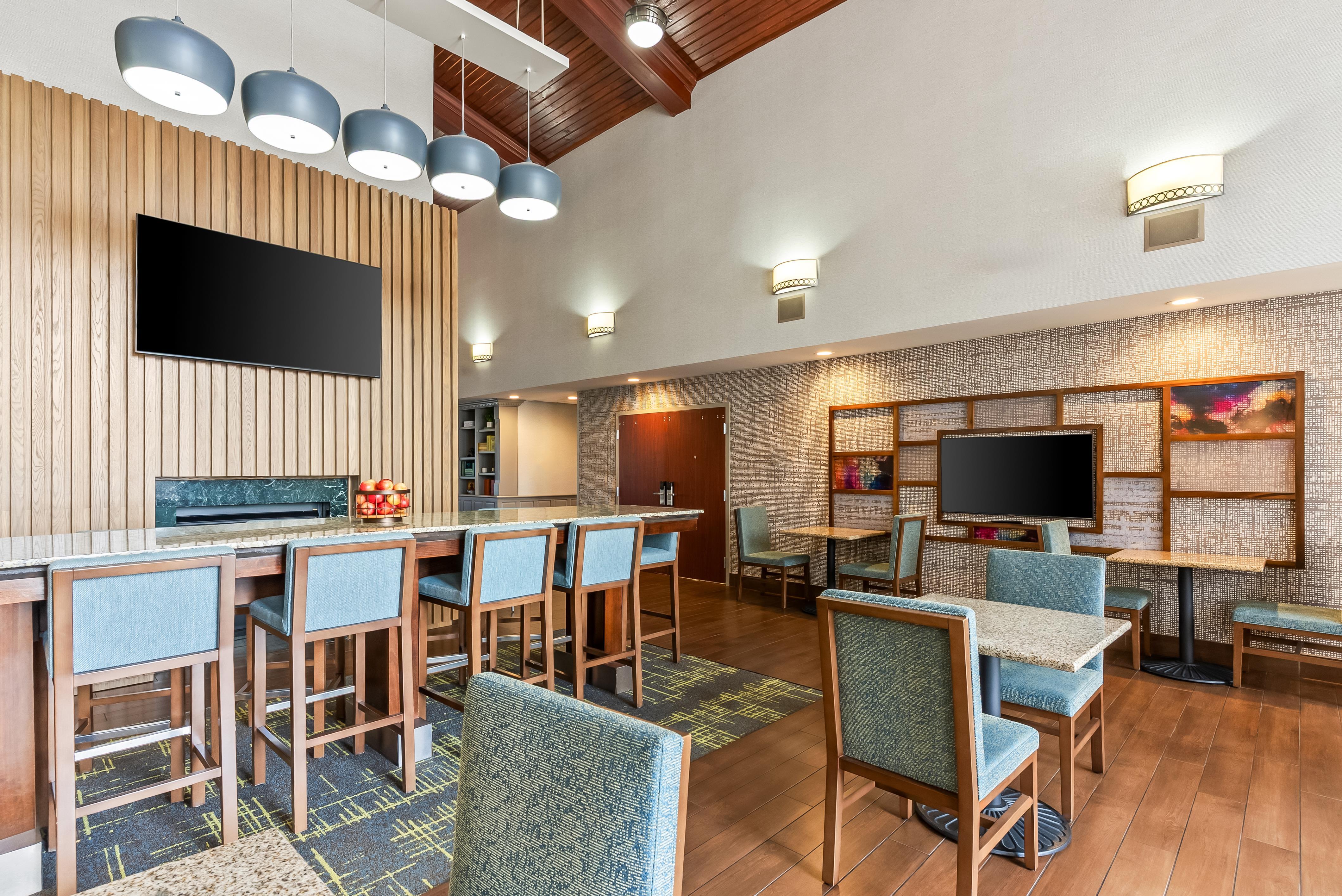 Lobby | Hampton Inn & Suites Scottsburg