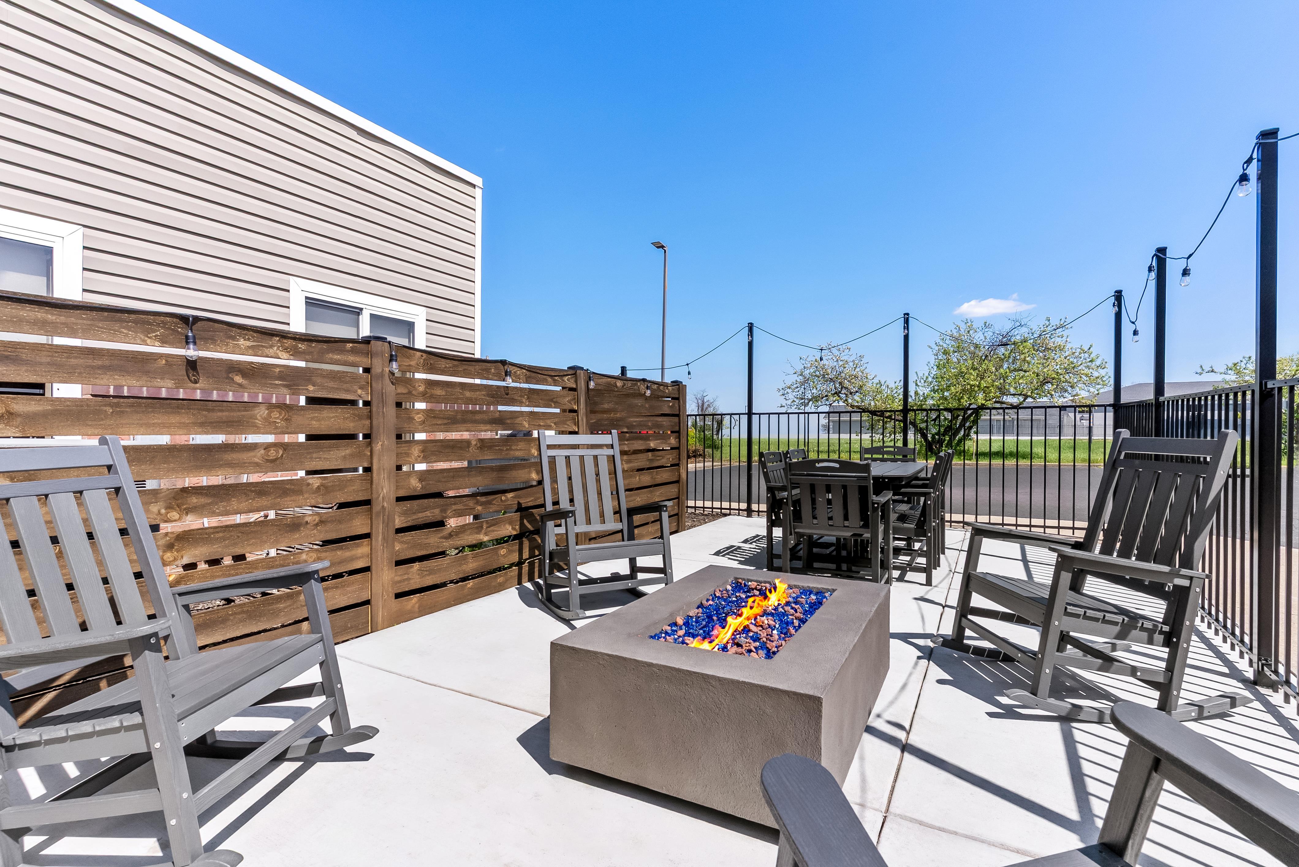 Exterior | Hampton Inn & Suites Scottsburg
