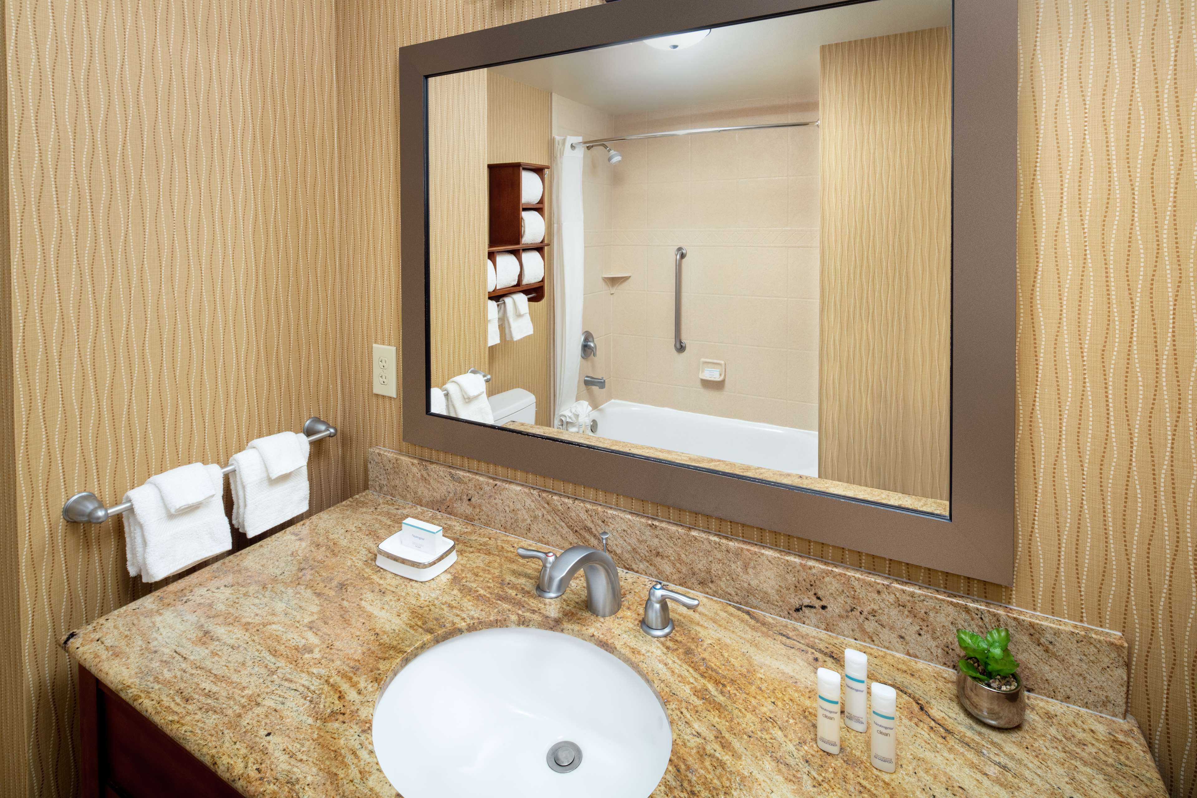 Hampton Inn & Suites Scottsdale Riverwalk Room Type - 2QN MOB HEARING ACC TUB NS