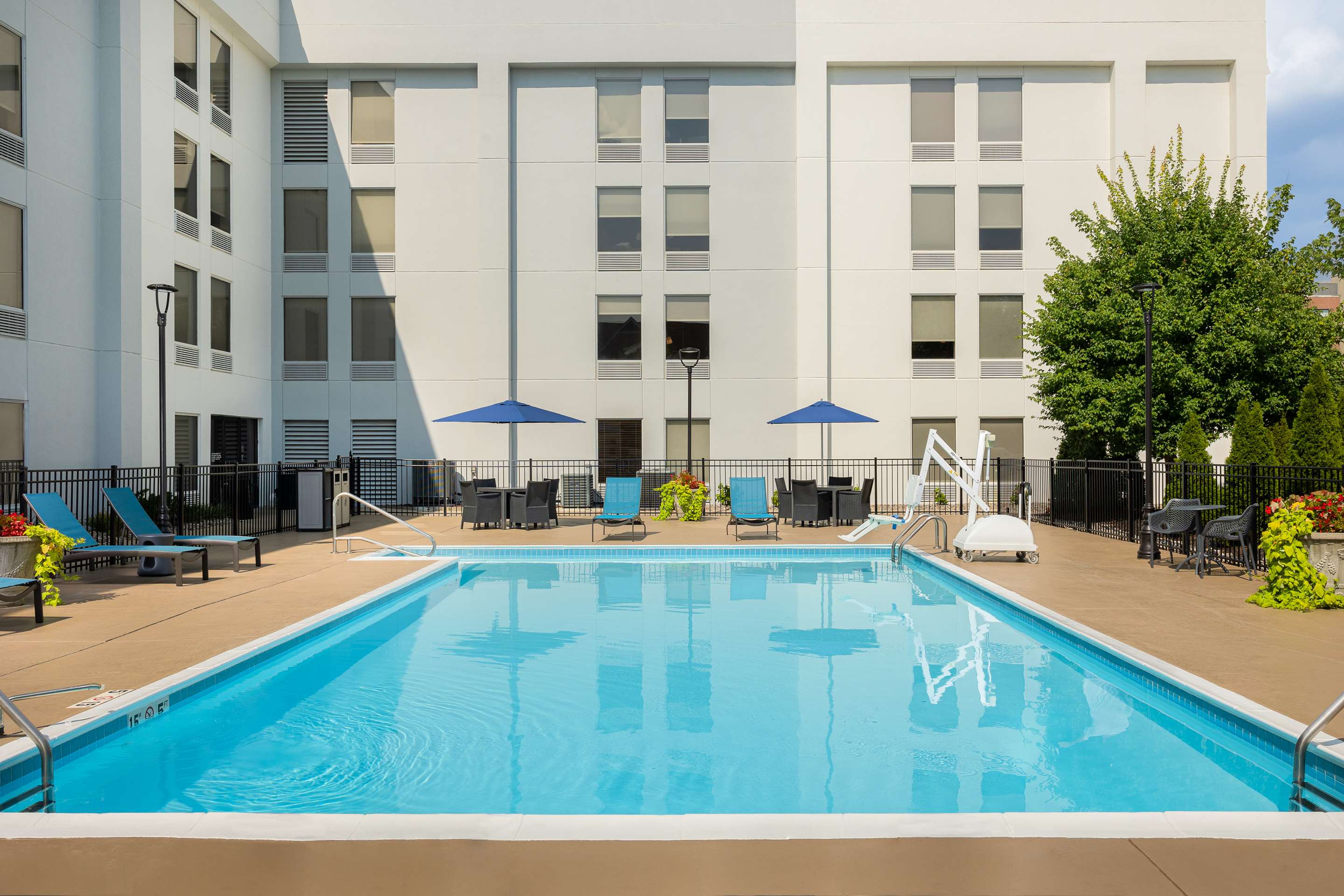 Pool | Hampton Inn Louisville-Airport