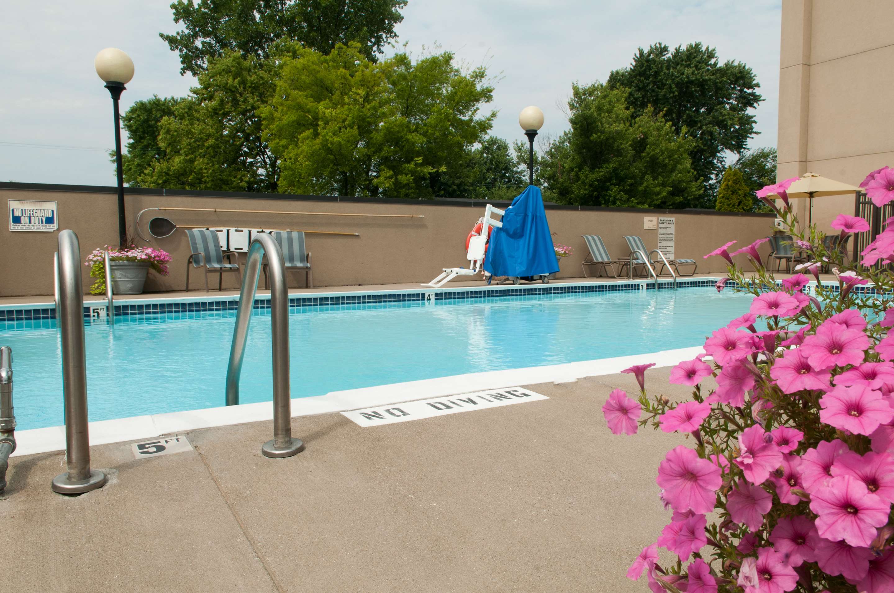 Pool | Hampton Inn Clarksville