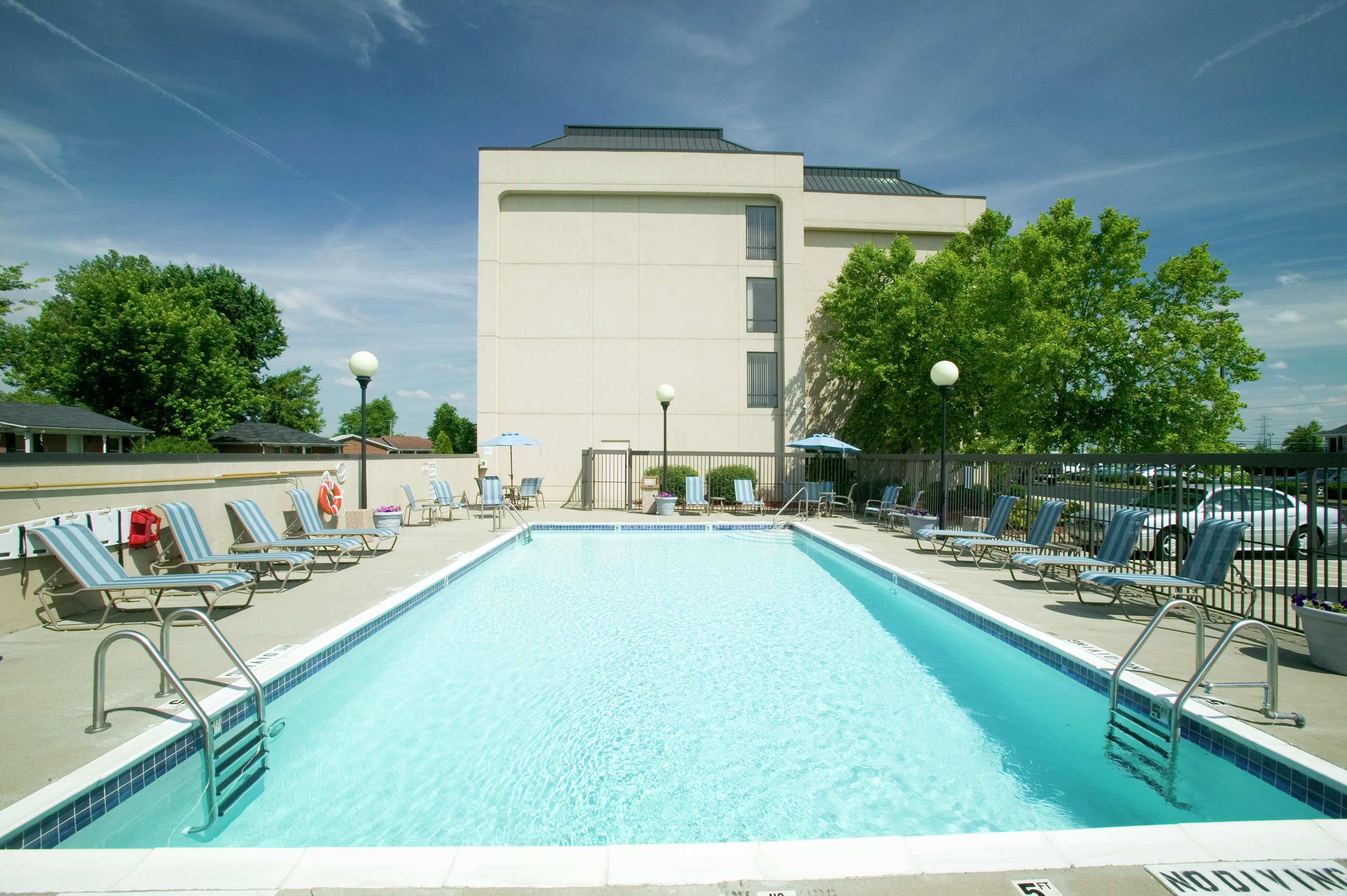 Pool | Hampton Inn Clarksville