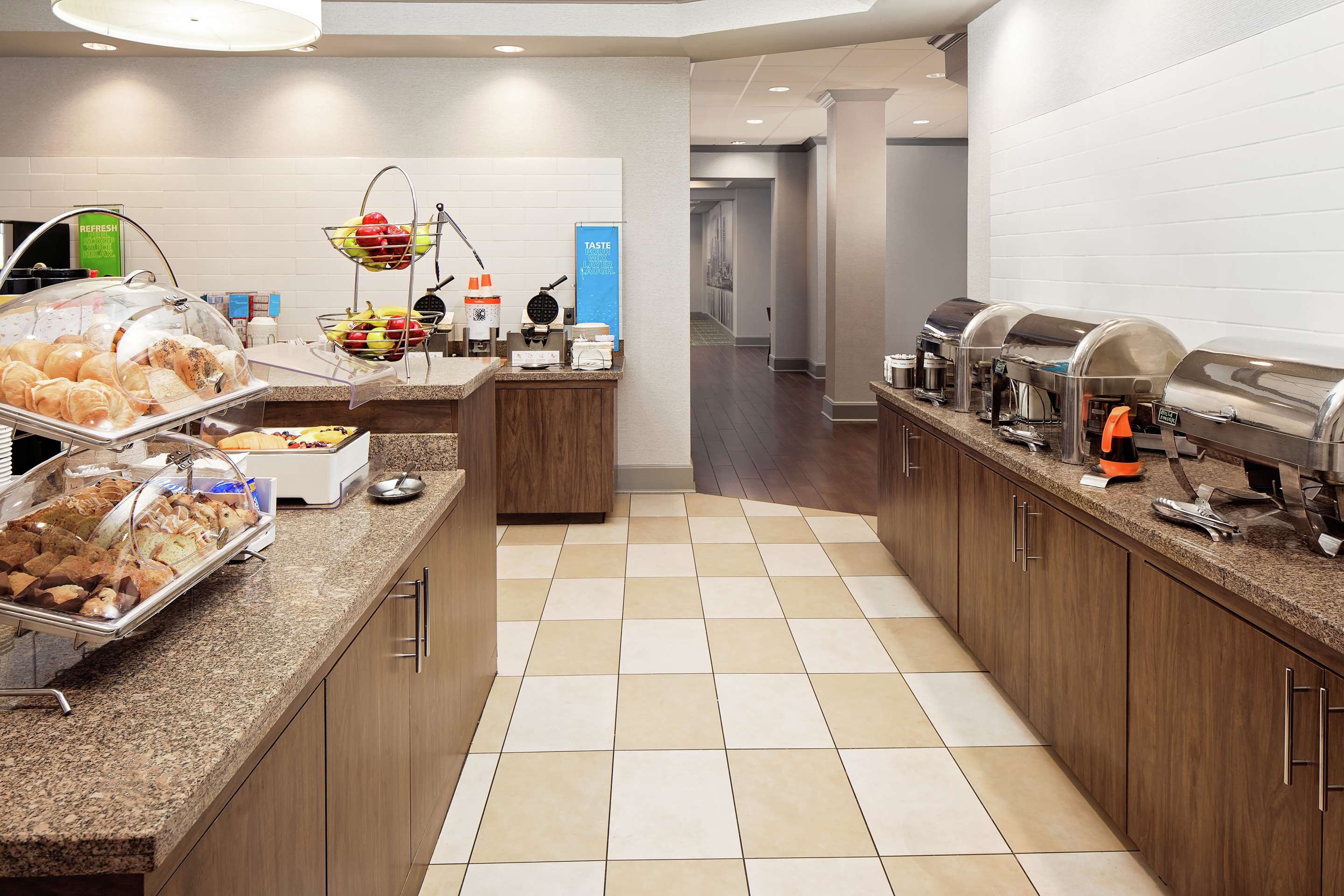 Breakfast Area | Hampton Inn Louisville Downtown