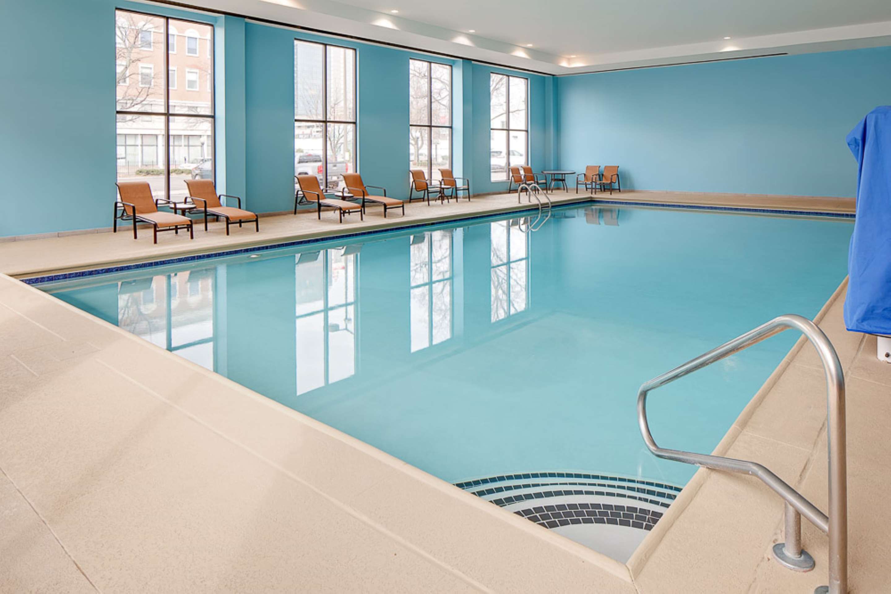 Pool | Hampton Inn Louisville Downtown