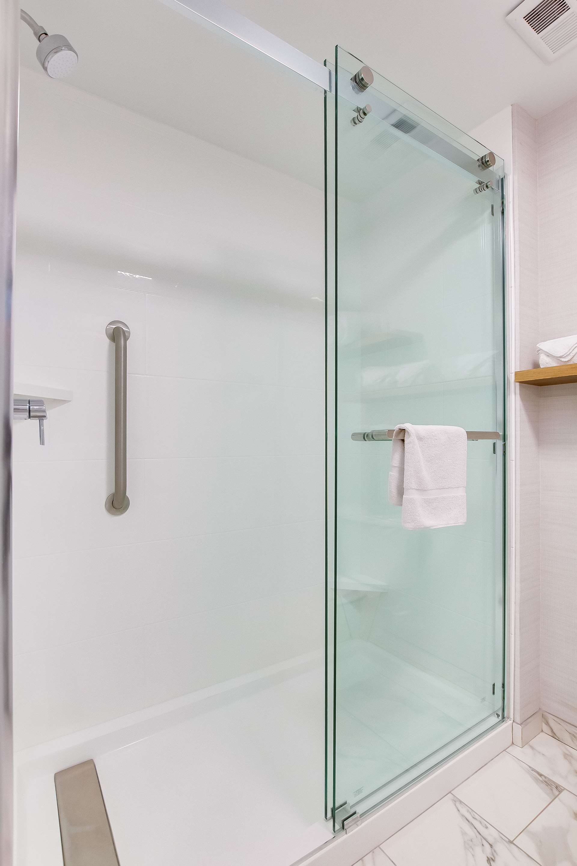 Guest room bath