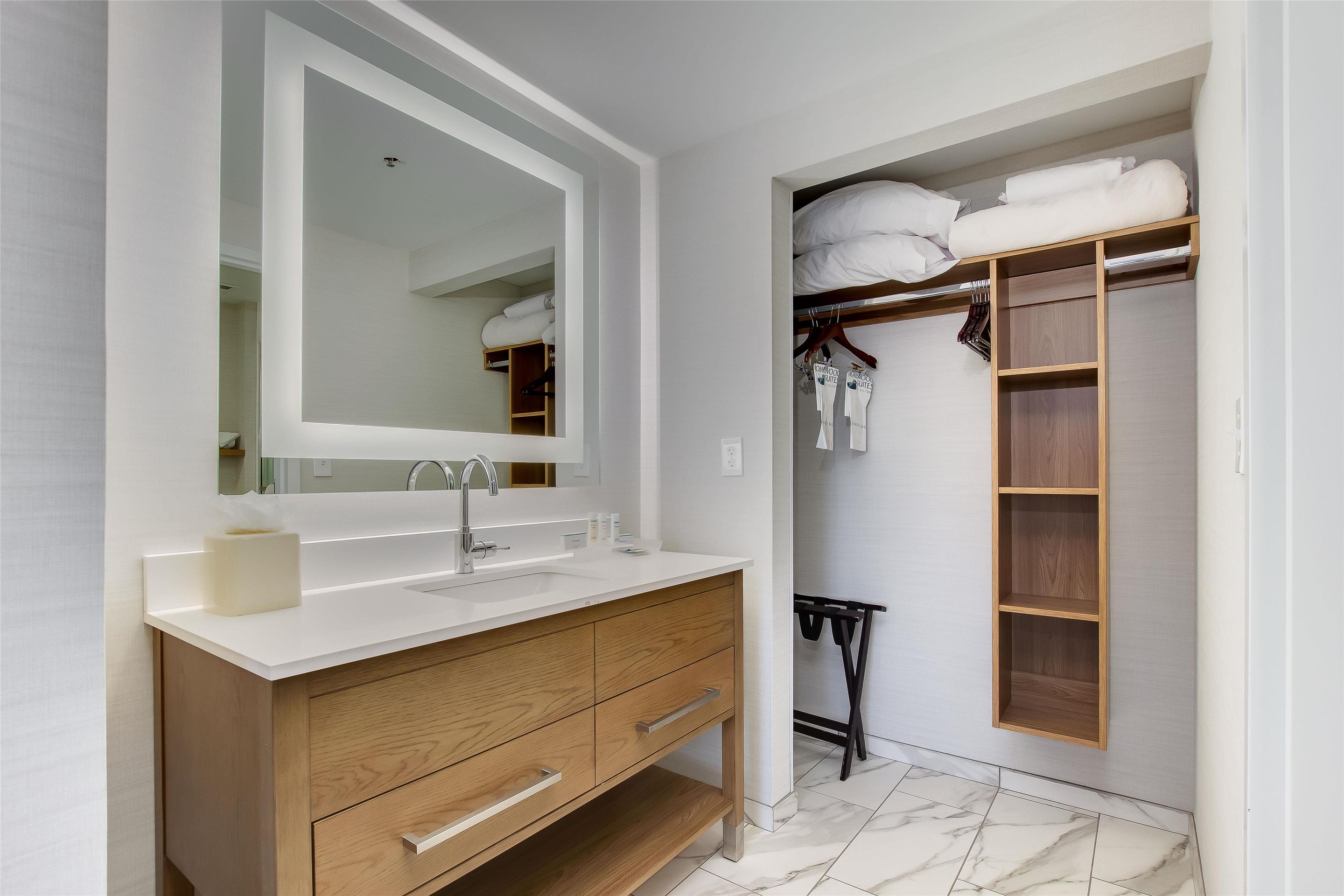 Guest room bath
